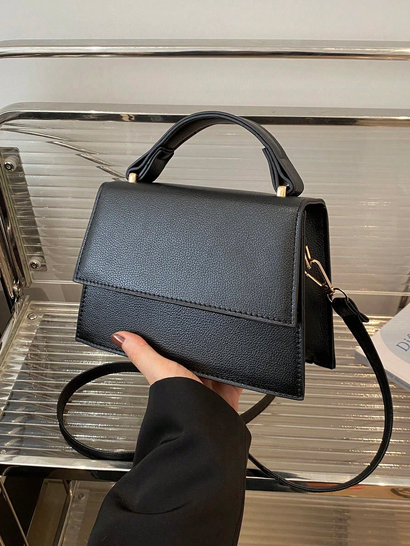 Torebka crossbody na co dzień – biała, detale wykończenia