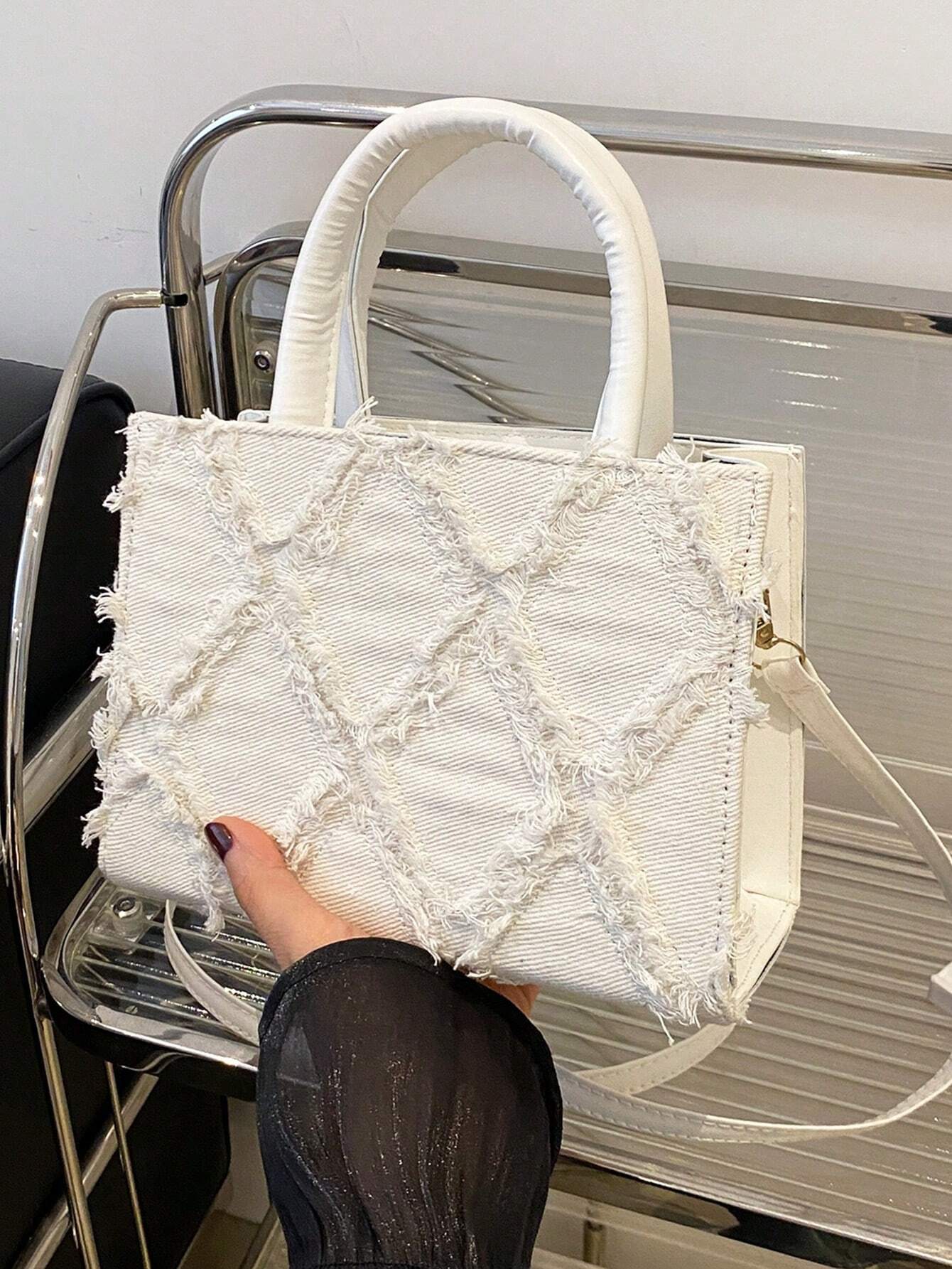 Mała torebka crossbody z diamentowym wzorem z ekoskóry w kolorze różowym