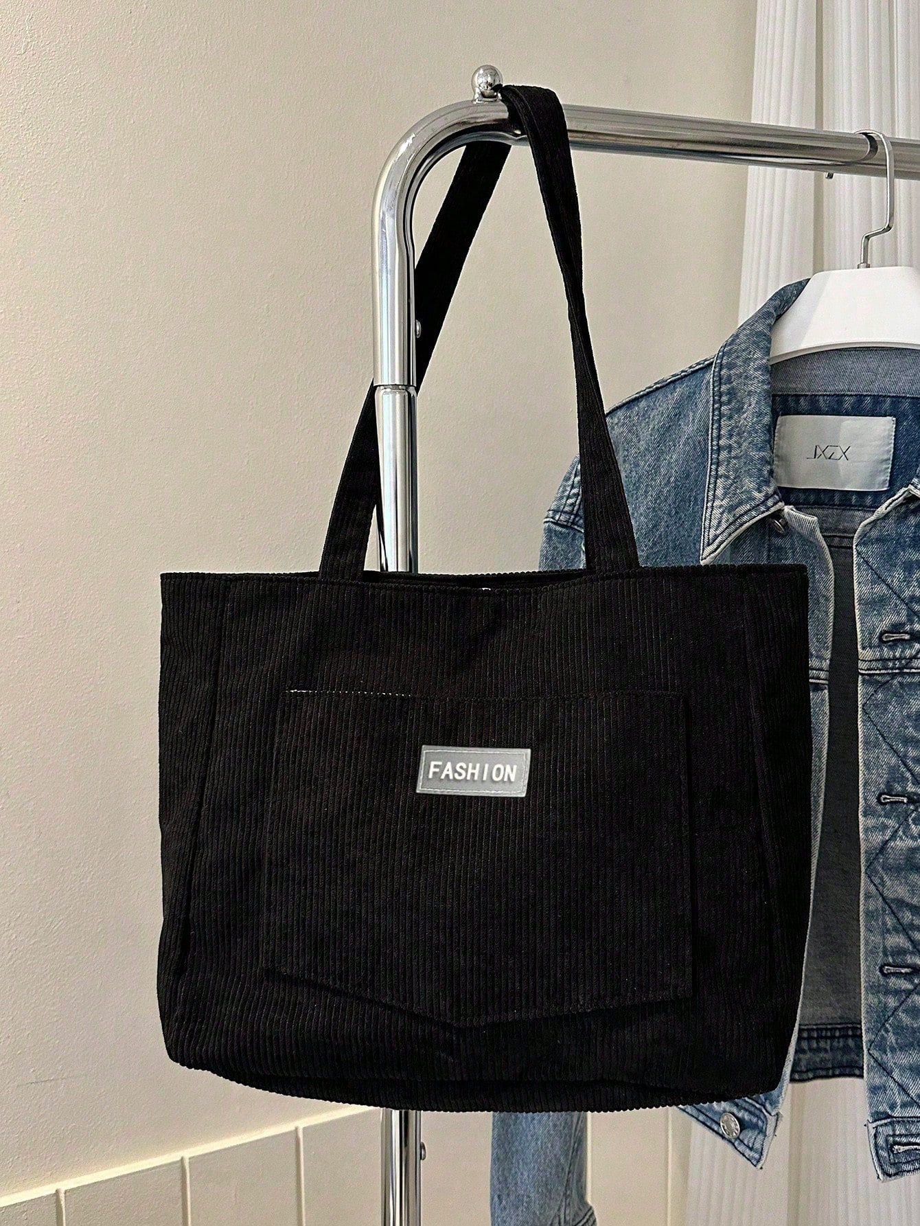 Duża torba sztruksowa z zawartością – laptop i akcesoria