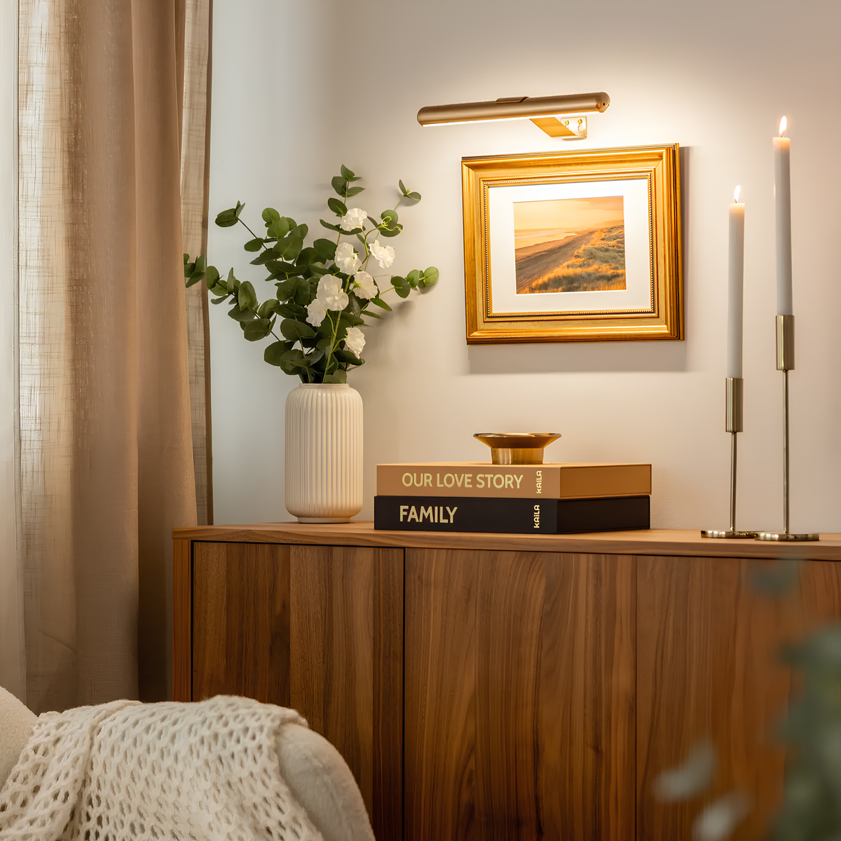 Biała lampa ścienna LED na jasnej ścianie w salonie