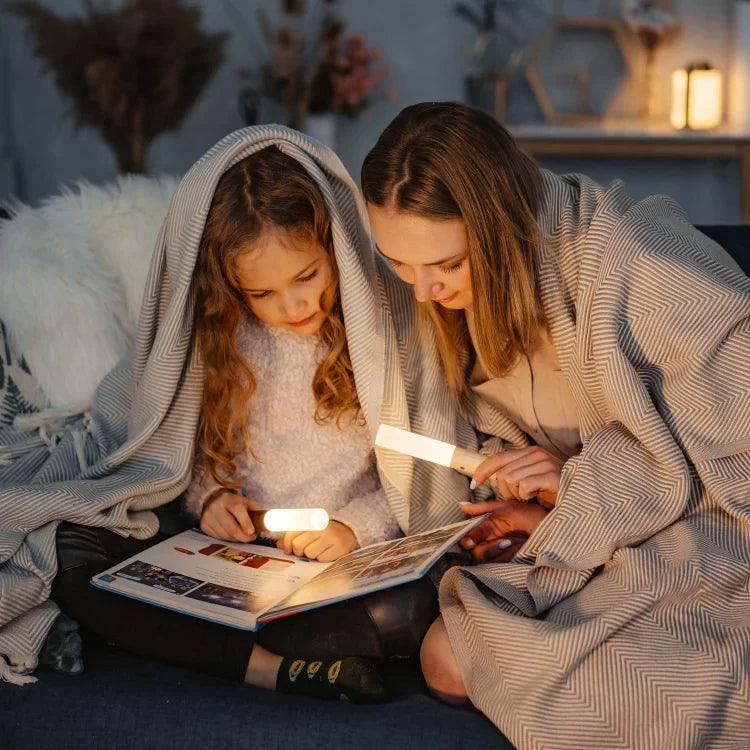 Elegancka Lampa Nocna LED z Czujnikiem Ruchu – Ciepłe Światło, Drewniana Obudowa, Idealna do Sypialni i Korytarza 3