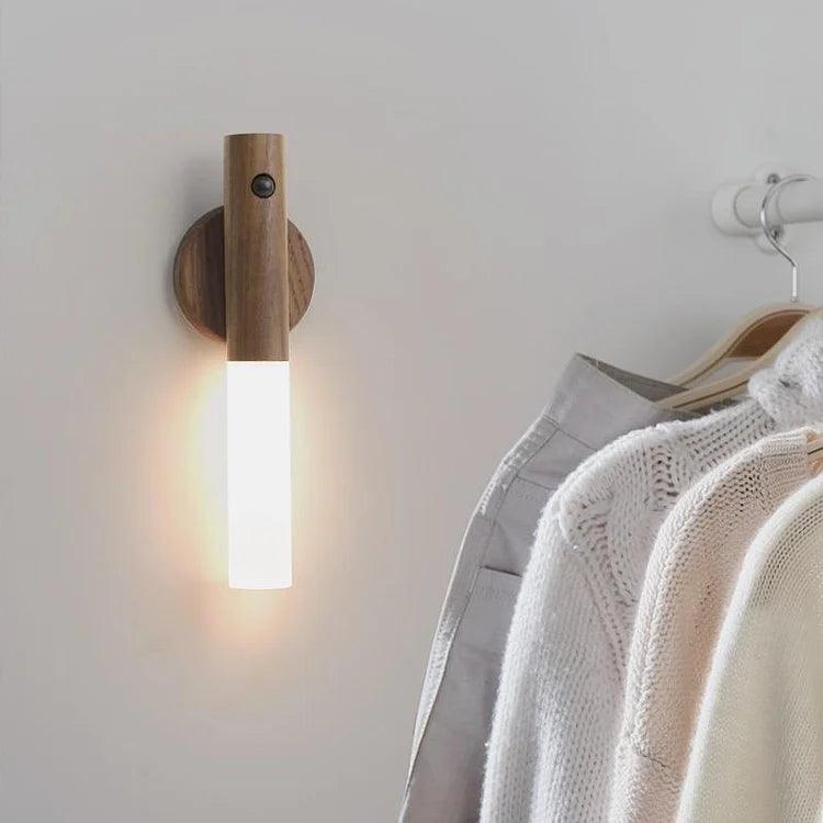 Elegancka Lampa Nocna LED z Czujnikiem Ruchu – Ciepłe Światło, Drewniana Obudowa, Idealna do Sypialni i Korytarza 4