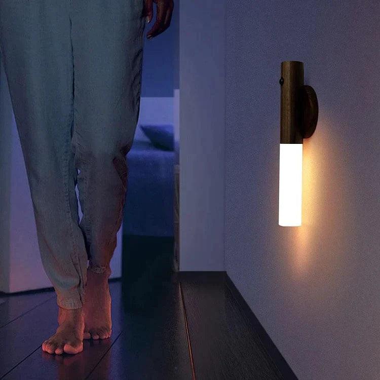Elegancka Lampa Nocna LED z Czujnikiem Ruchu – Ciepłe Światło, Drewniana Obudowa, Idealna do Sypialni i Korytarza 5