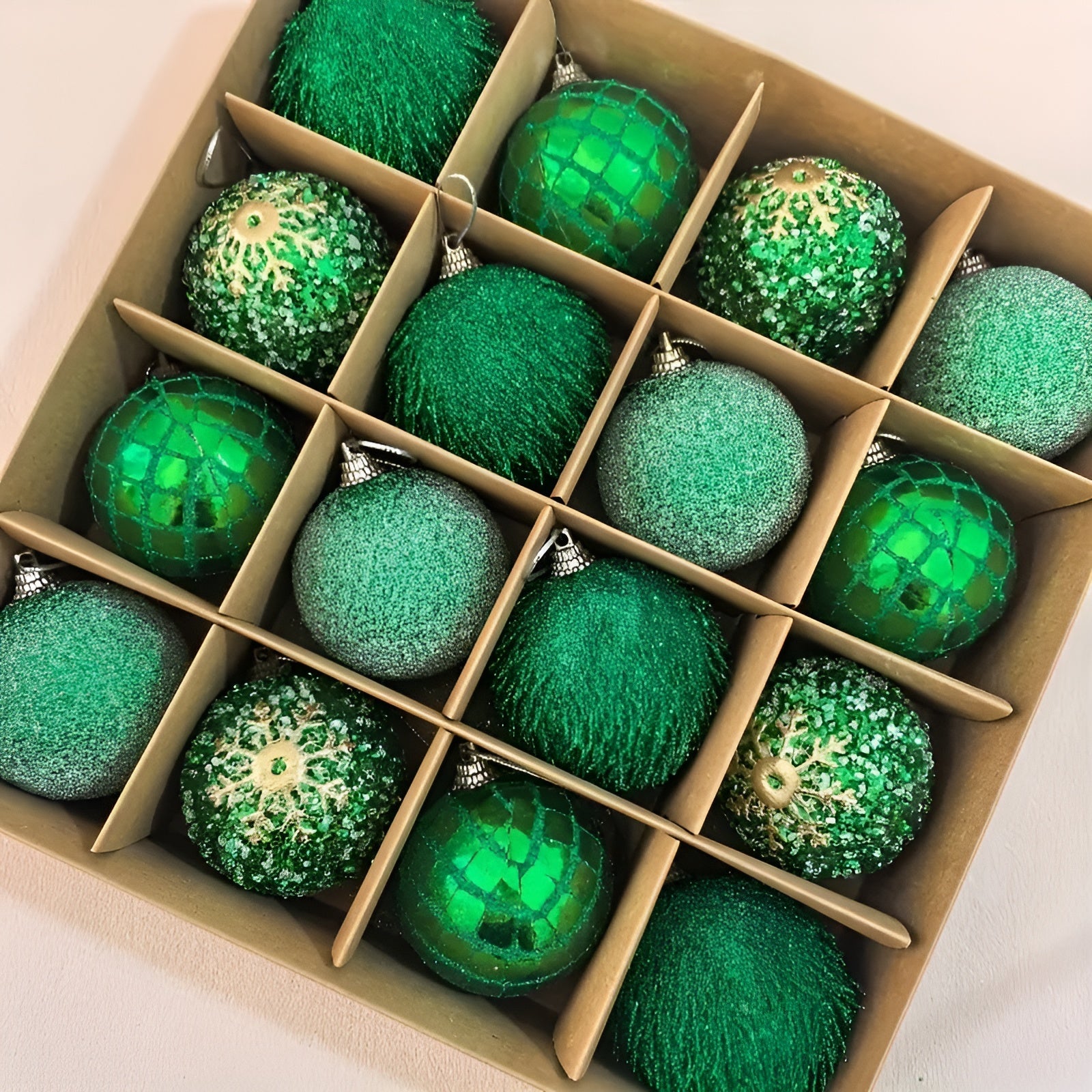 Kolorowe Bombki Choinkowe 16 Sztuk Ø 6 cm – Plastikowe Ozdoby Choinkowe na Święta 3