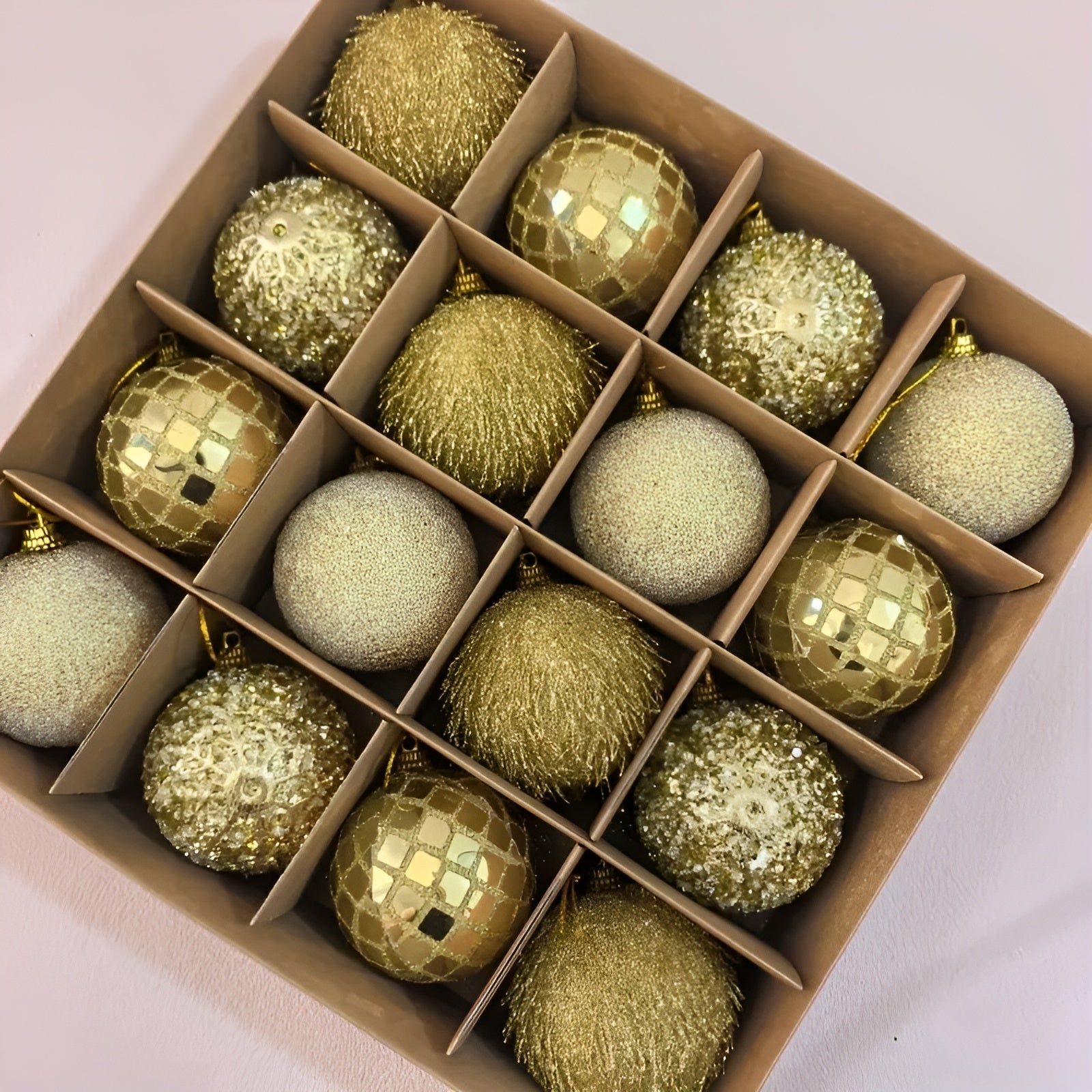 Kolorowe Bombki Choinkowe 16 Sztuk Ø 6 cm – Plastikowe Ozdoby Choinkowe na Święta 4