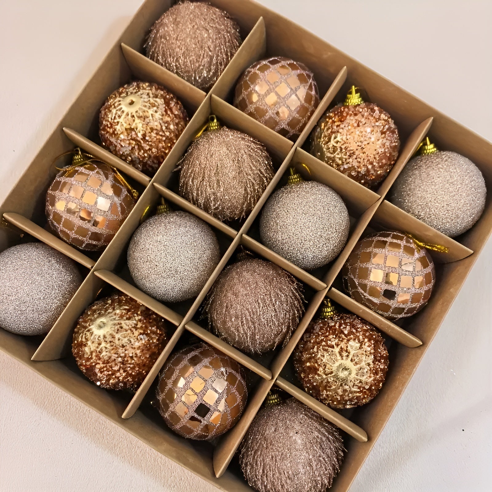 Kolorowe Bombki Choinkowe 16 Sztuk Ø 6 cm – Plastikowe Ozdoby Choinkowe na Święta 5