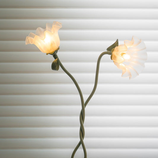 Lampa Podłogowa Calla Flowers z Białymi Kwiatami i Zielonym Stelażem – Elegancka Lampa do Salonów i Sypialni 1