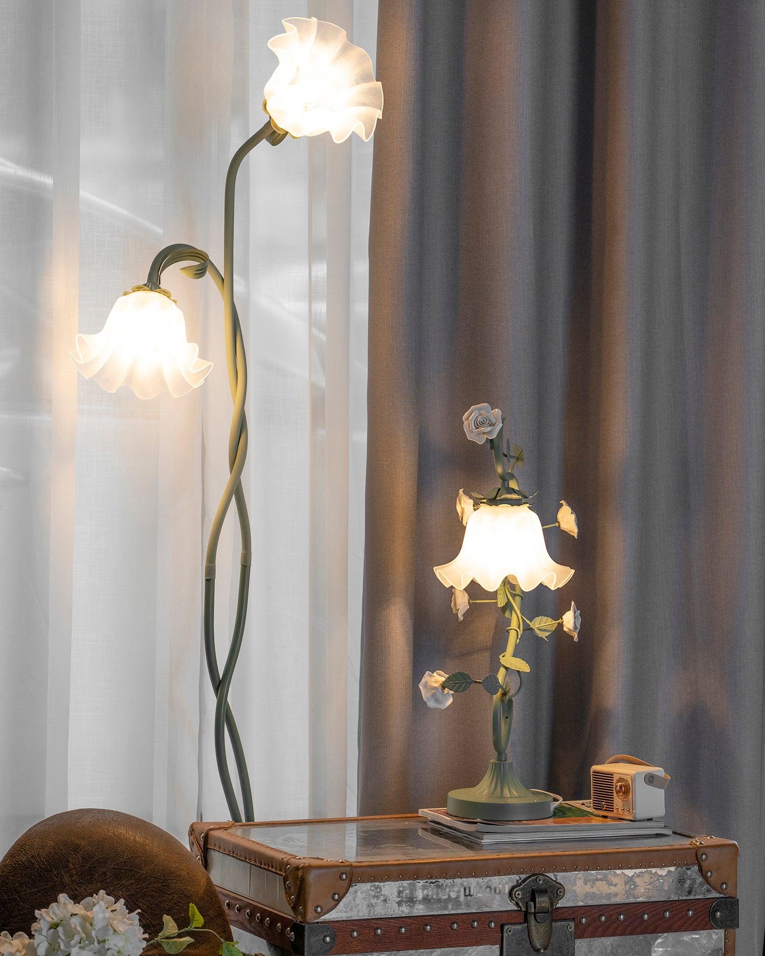 Lampa Podłogowa Calla Flowers z Białymi Kwiatami i Zielonym Stelażem – Elegancka Lampa do Salonów i Sypialni 2