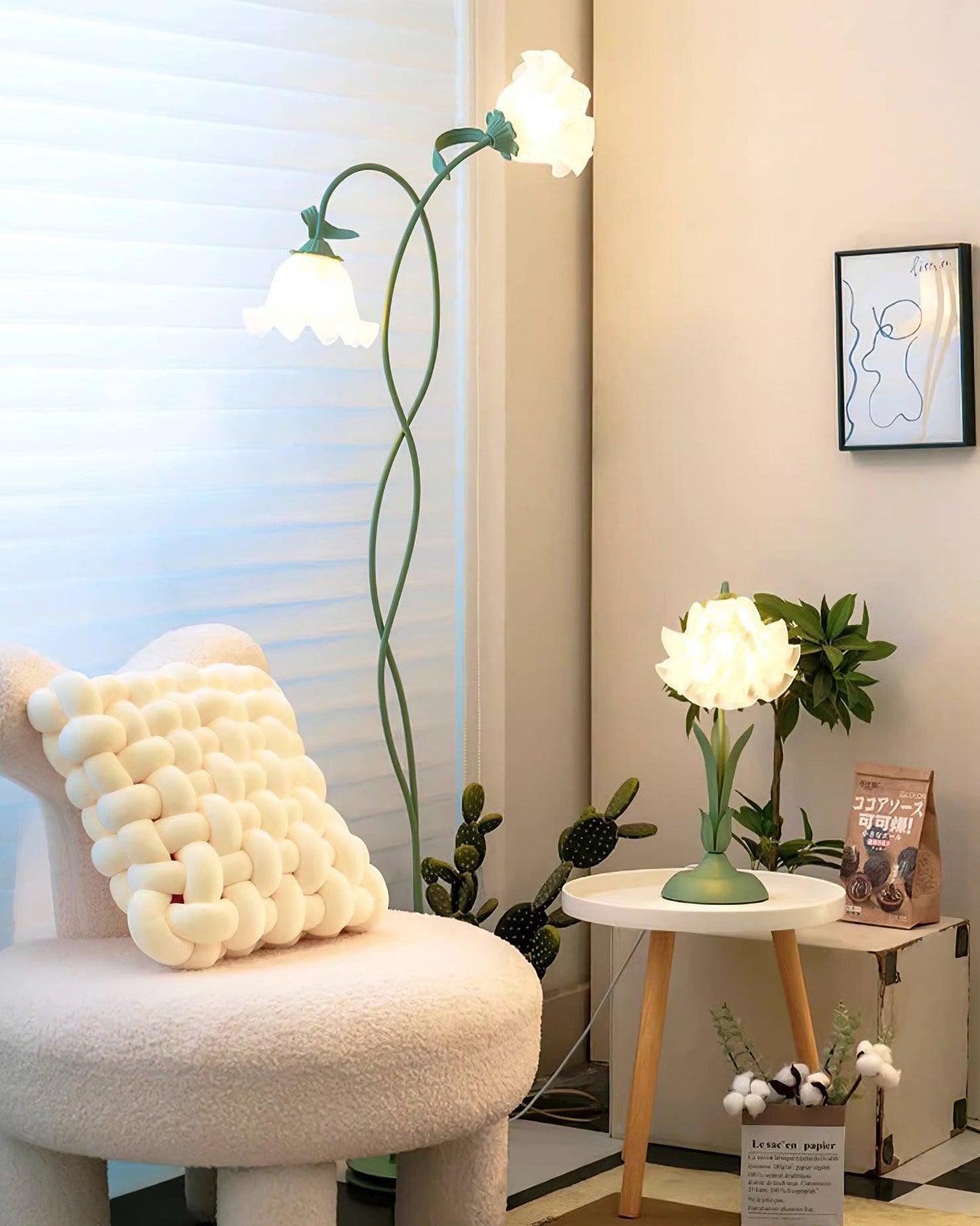 Lampa Podłogowa Calla Flowers z Białymi Kwiatami i Zielonym Stelażem – Elegancka Lampa do Salonów i Sypialni 3