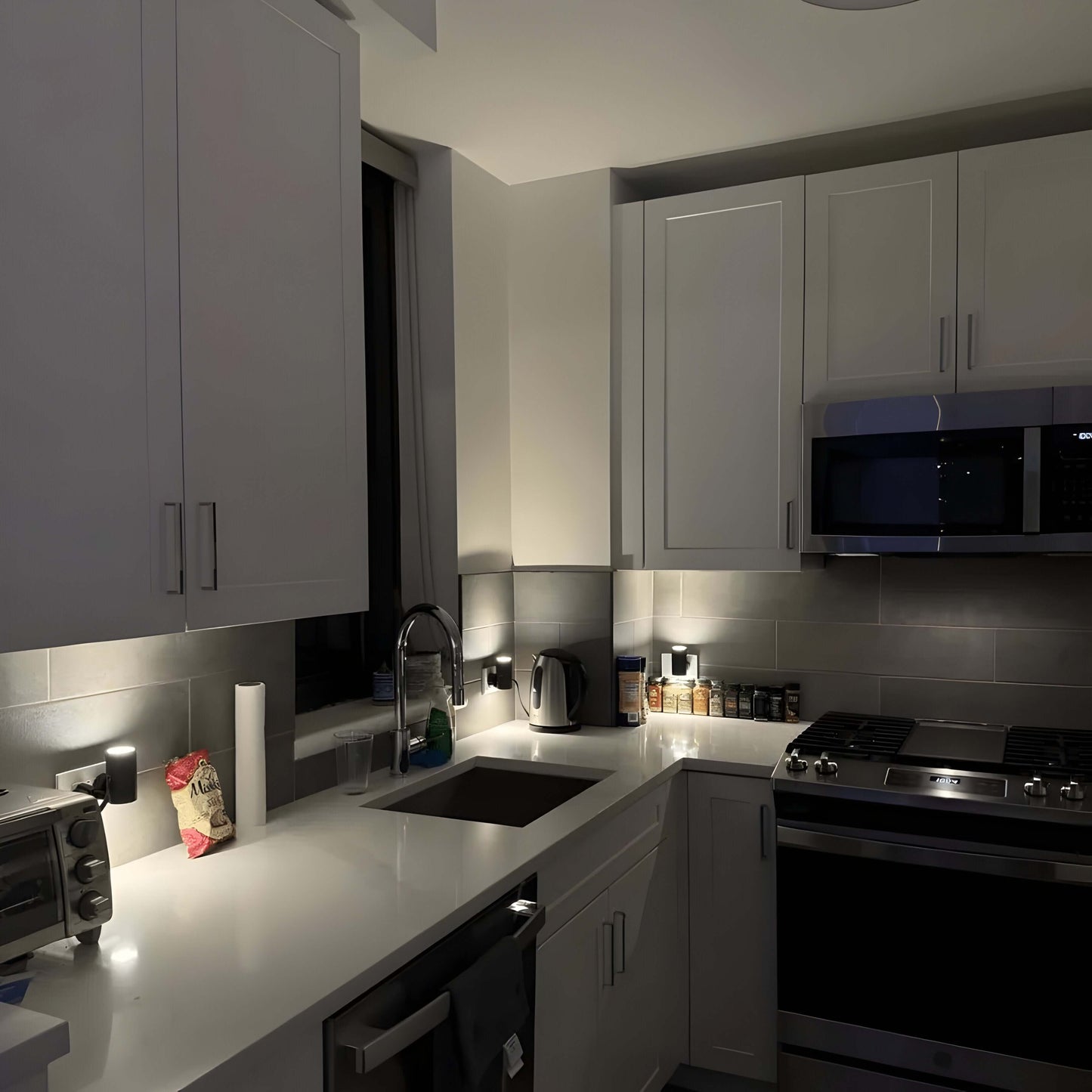 Lampa nocna LED z czujnikiem ruchu – Regulowana, energooszczędna lampka nocna do sypialni i korytarza, elegancki design 4