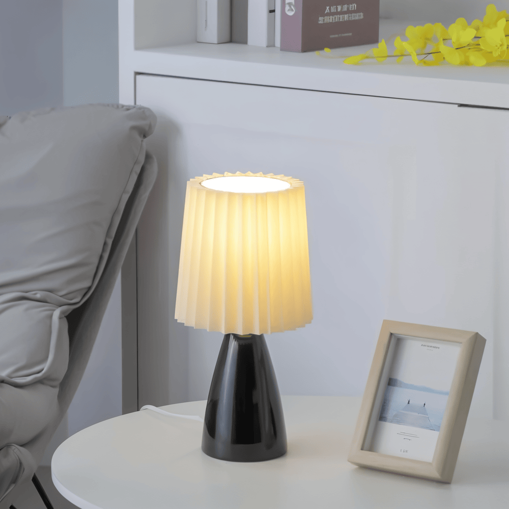 Lampka Biurkowa LED ConePleated z Ceramiczną Podstawą i Minimalistycznym Kloszem – Elegancka Lampka Nocna do Sypialni 6
