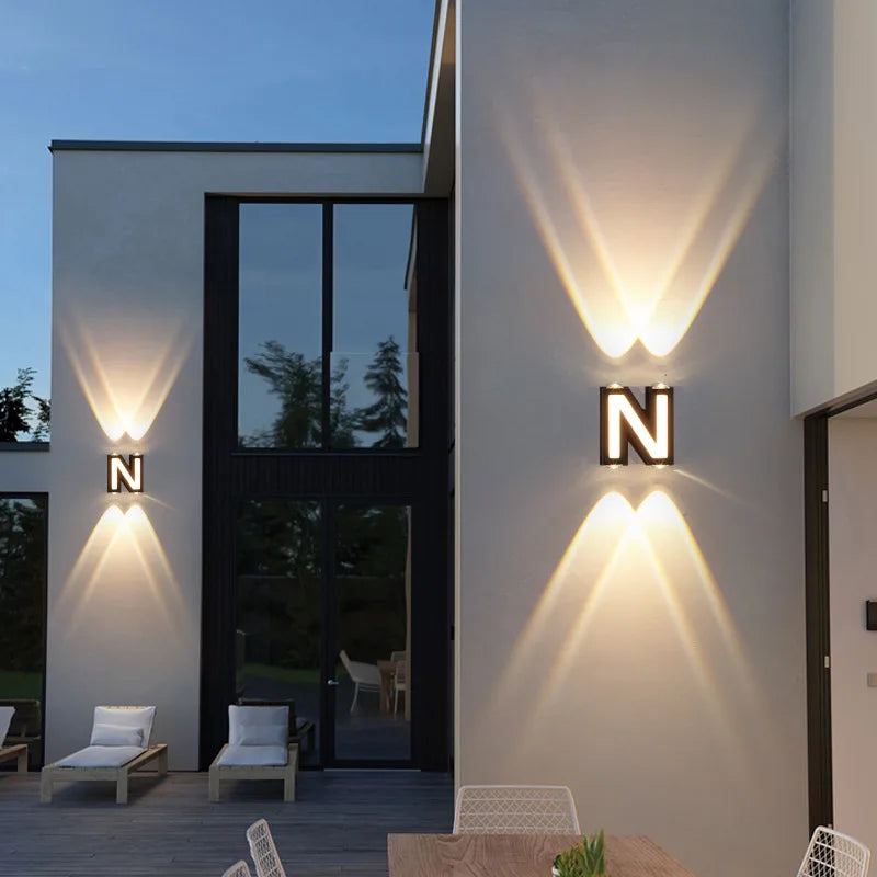 Aluminiowa lampa elewacyjna LED z literą – szczegół wzoru
