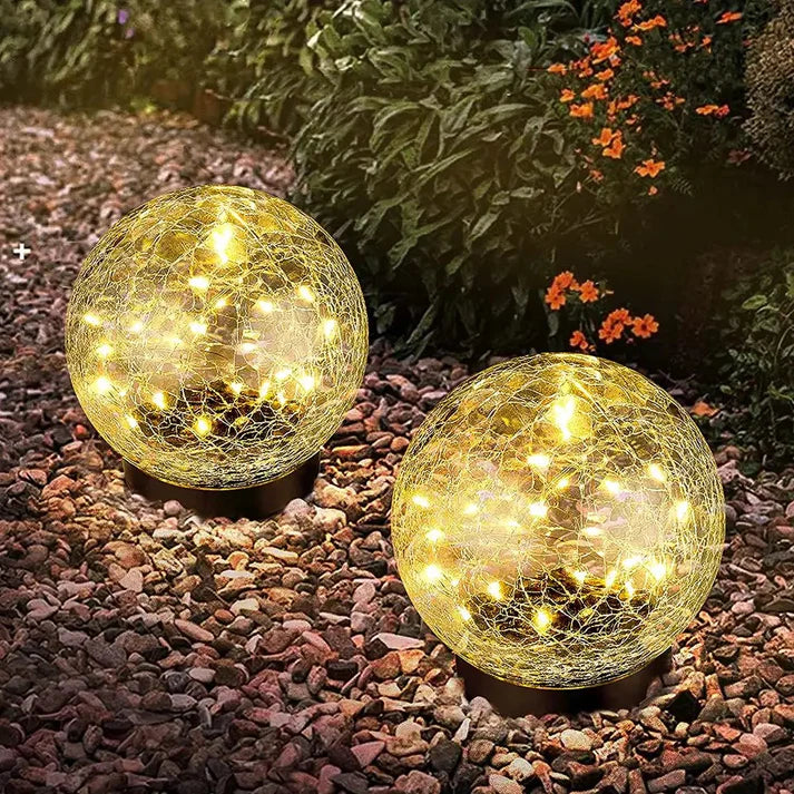 Lampa ogrodowa solarna z płaską podstawą na tarasie