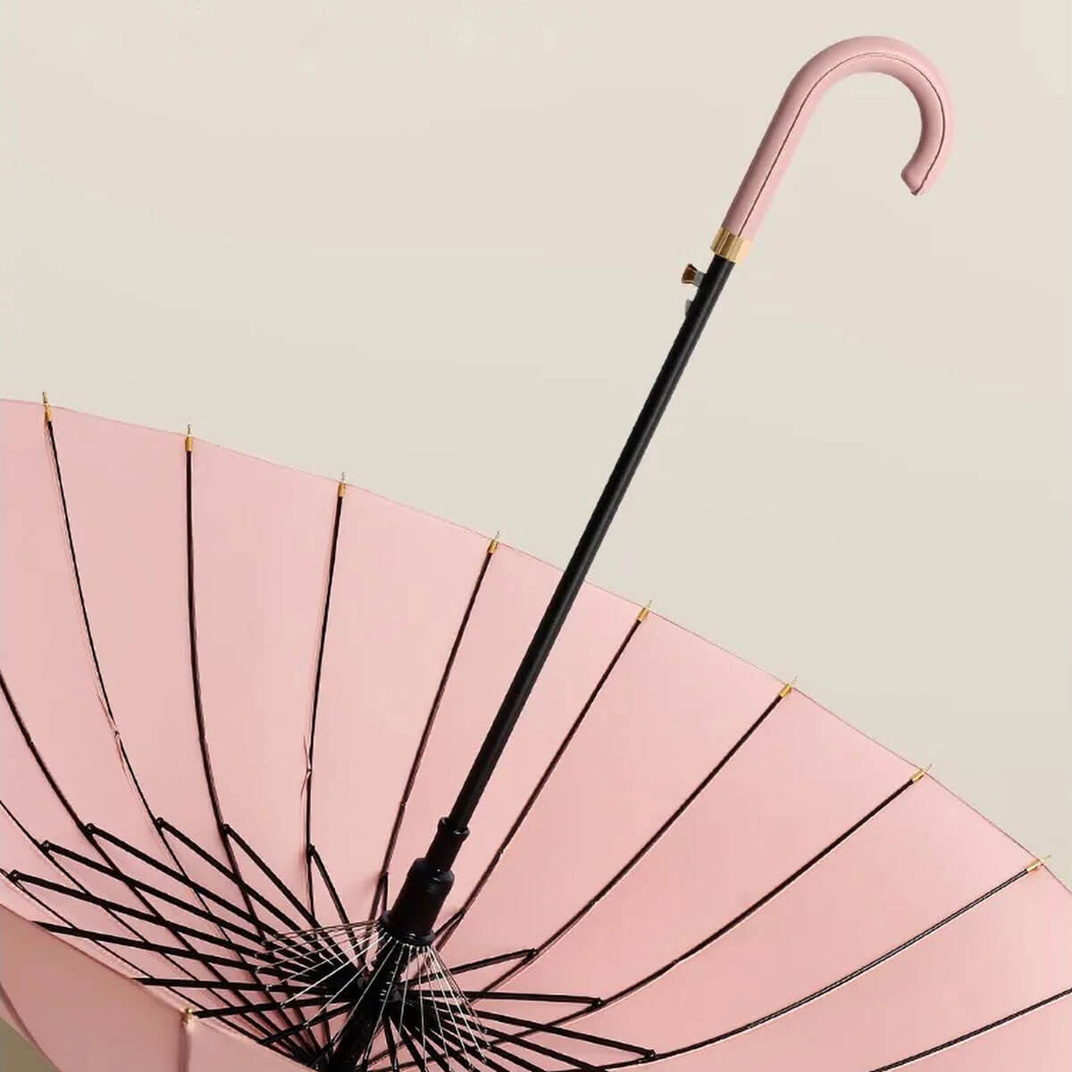 Parasol damski długi – skórzana rączka w klasycznym stylu