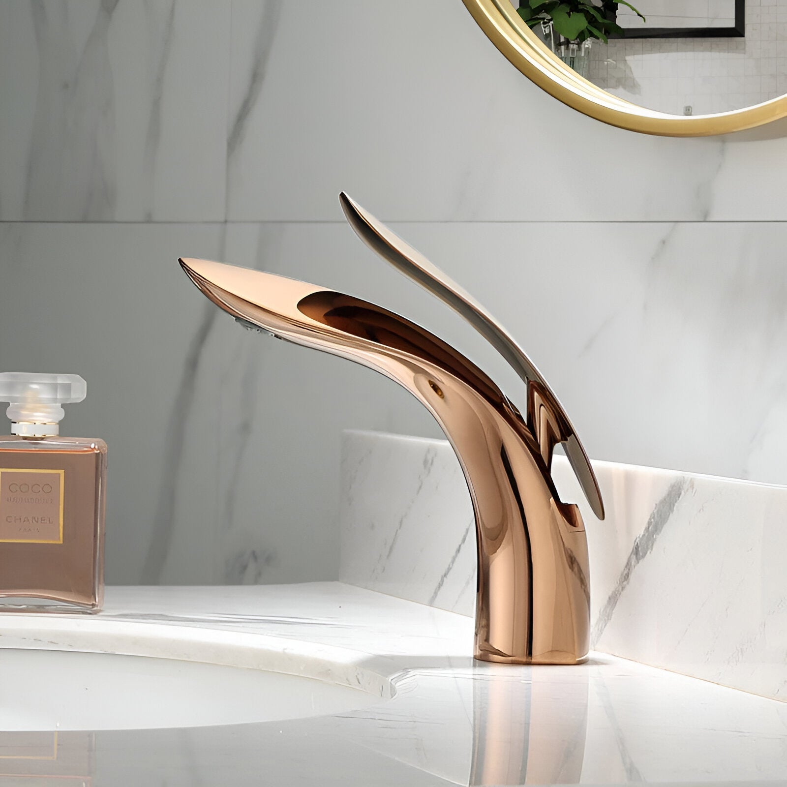 Nowoczesna mosiężna bateria łazienkowa – elegancki design z wodospadem, do montażu z jednym otworem i łatwej obsługi 0