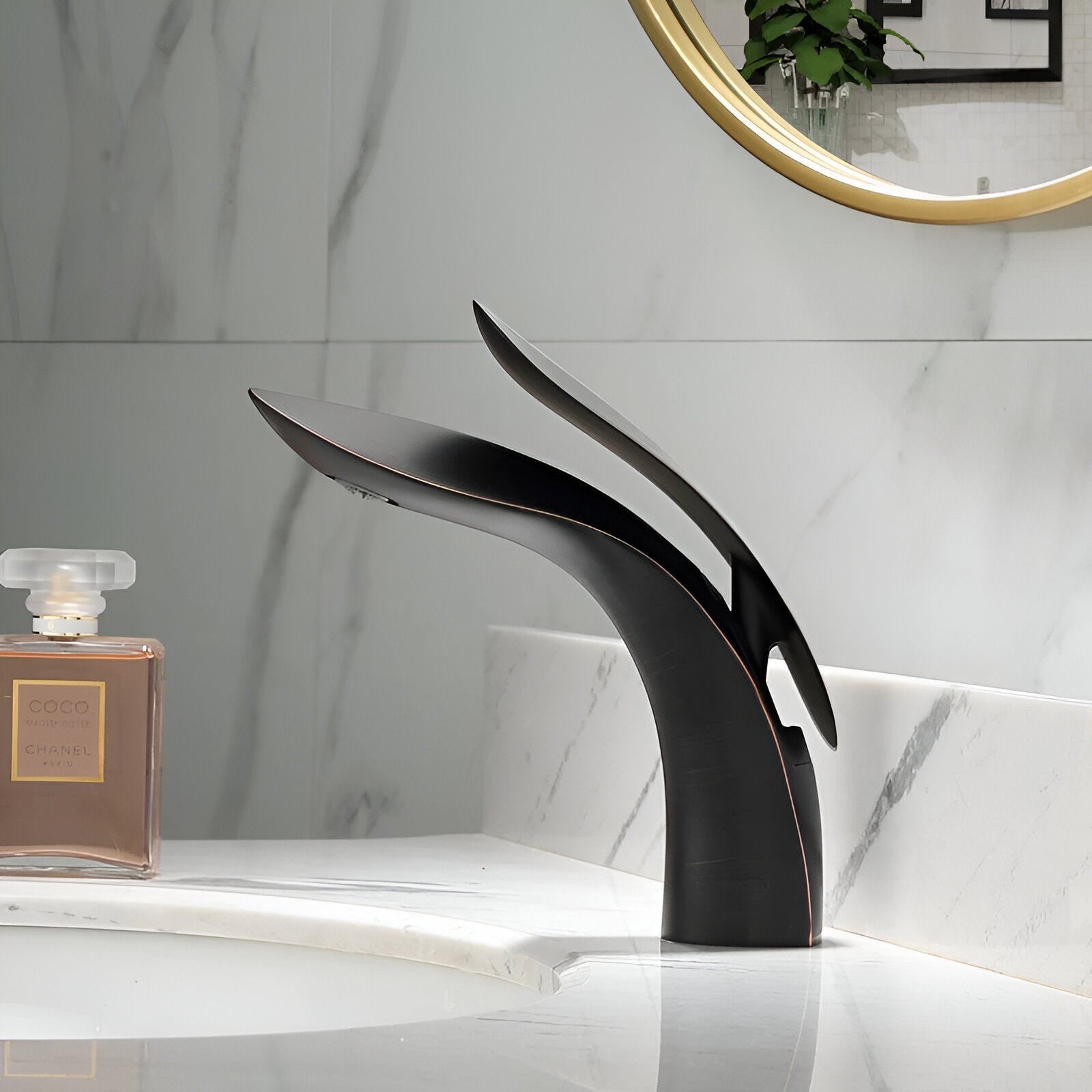 Nowoczesna mosiężna bateria łazienkowa – elegancki design z wodospadem, do montażu z jednym otworem i łatwej obsługi 6