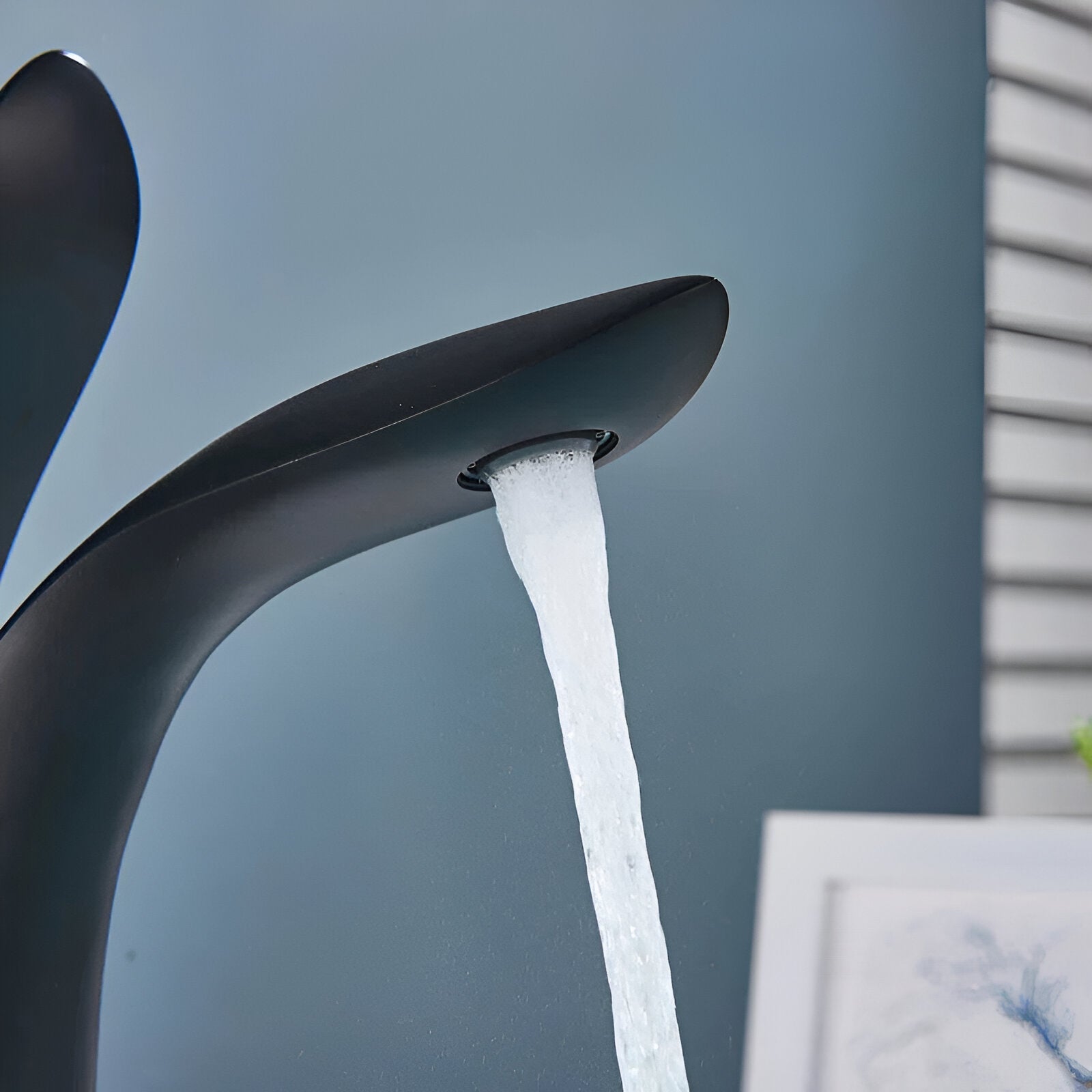 Nowoczesna mosiężna bateria łazienkowa – elegancki design z wodospadem, do montażu z jednym otworem i łatwej obsługi 7