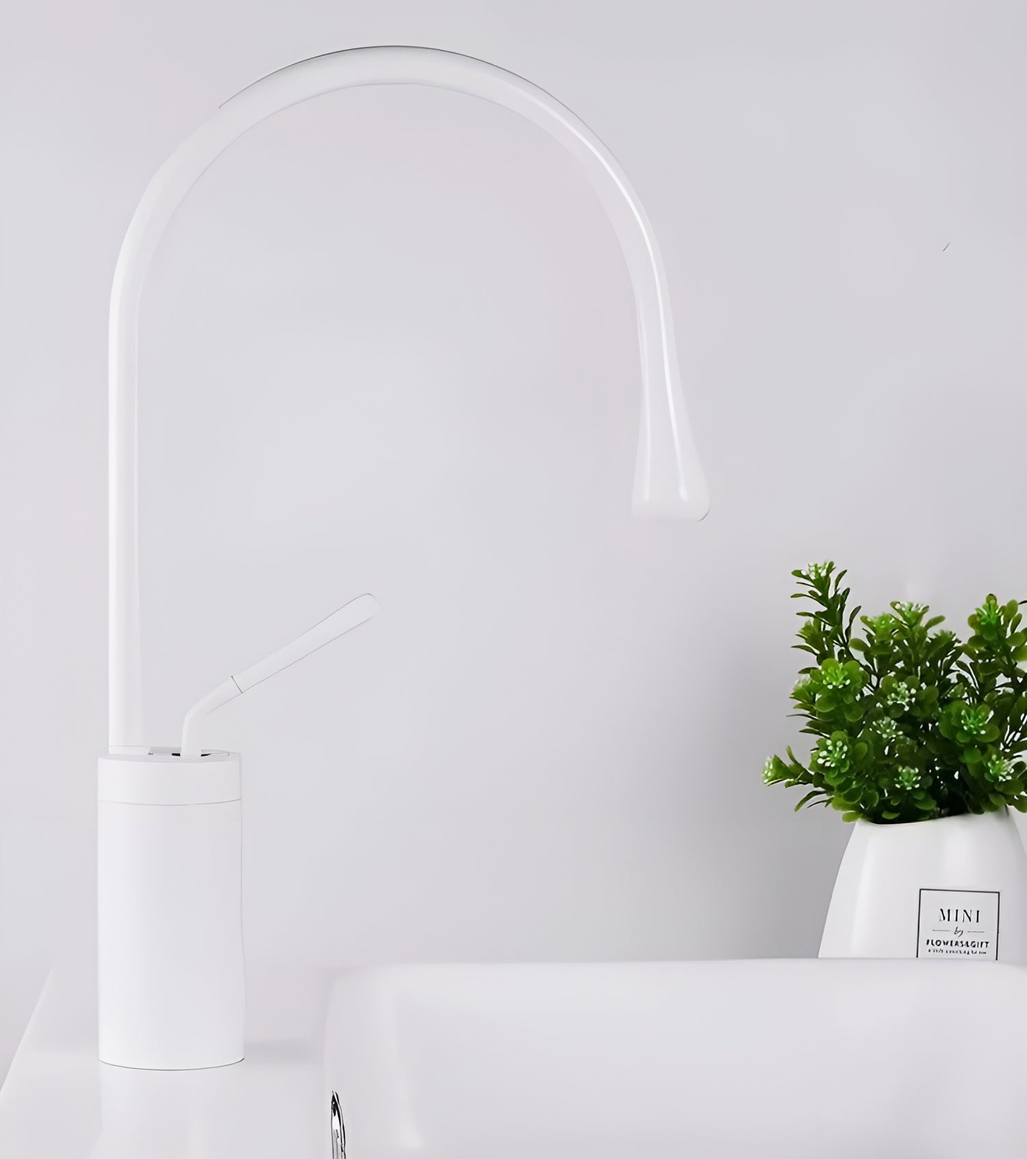 Obrotowy metalowy kran – elegancki design do kuchni i łazienki z obrotem 360° zapewniającym optymalną swobodę ruchu 8