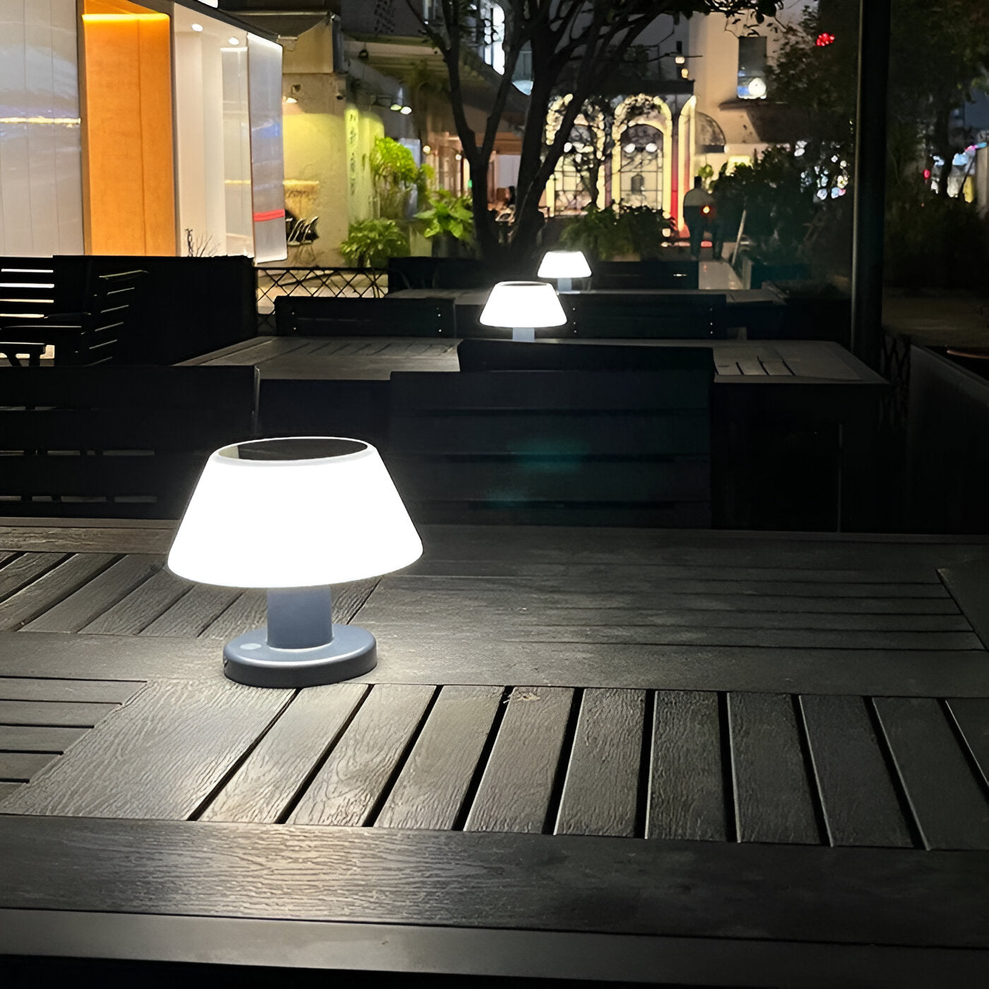 Przenośna Lampa Solarno-LED, Wodoodporna i Kompaktowa do Ogrodu - Idealna na Taras i Camping 2