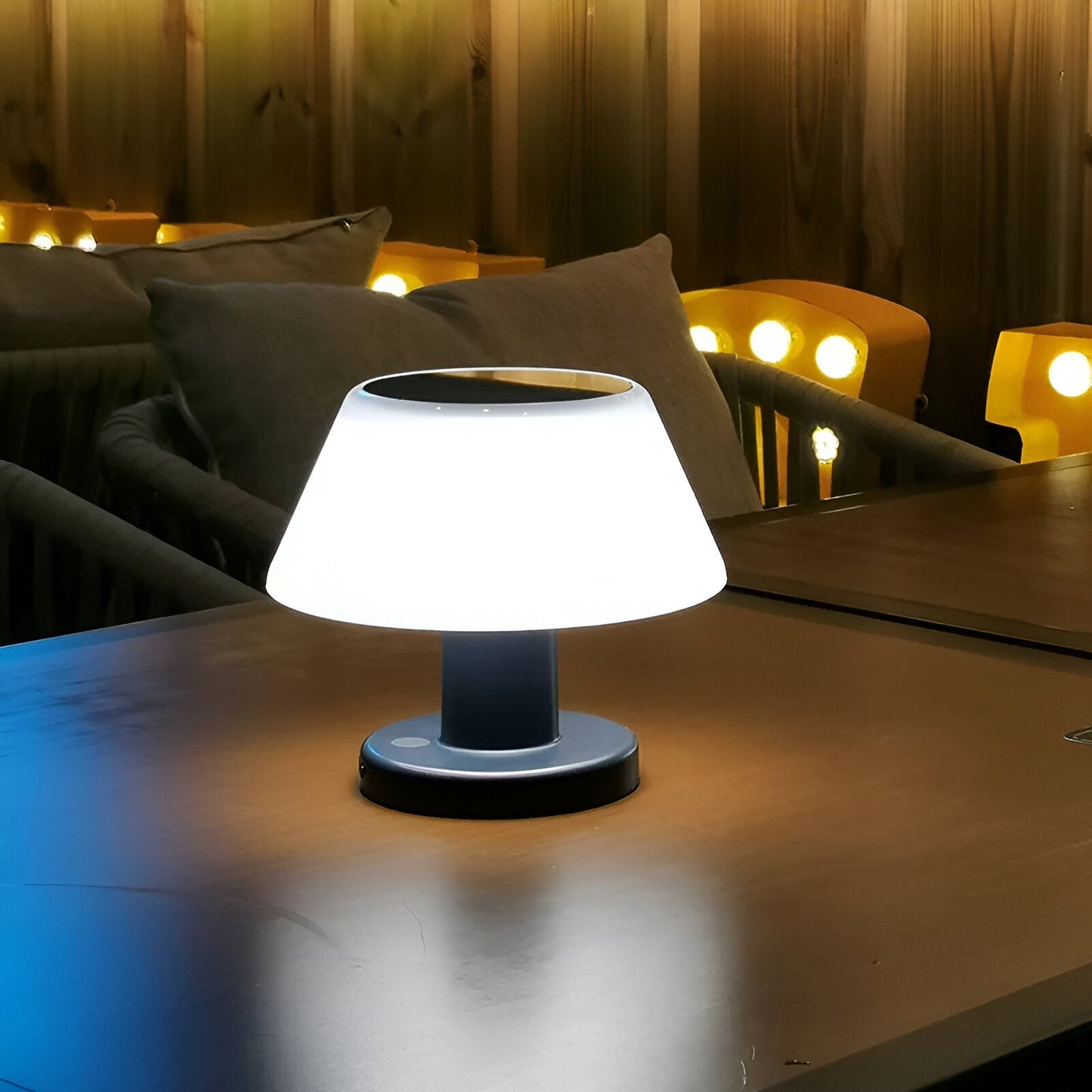 Przenośna Lampa Solarno-LED, Wodoodporna i Kompaktowa do Ogrodu - Idealna na Taras i Camping 3