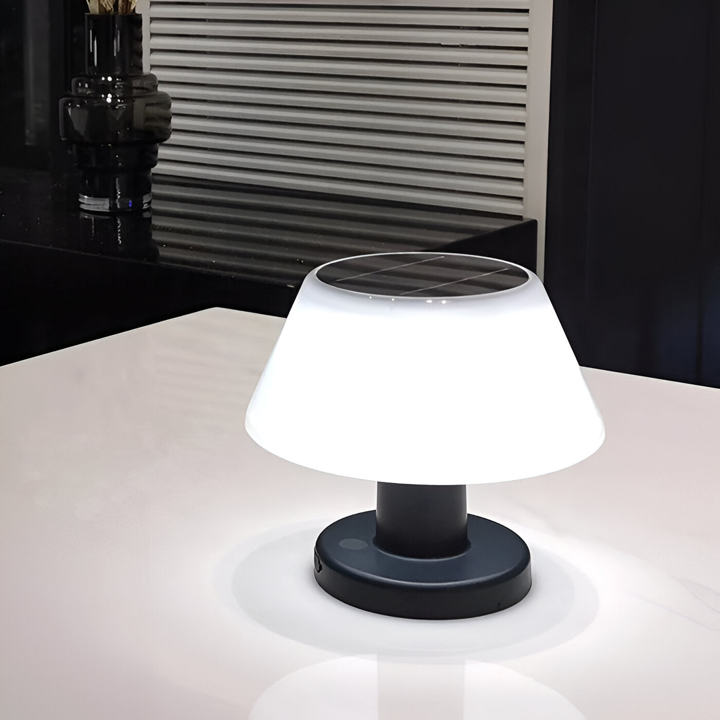 Przenośna Lampa Solarno-LED, Wodoodporna i Kompaktowa do Ogrodu - Idealna na Taras i Camping 4