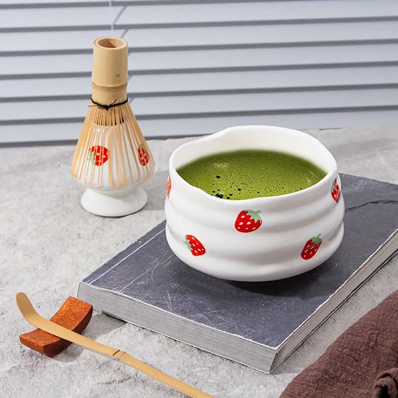 Zestaw do Matcha z Ceramiczną Czarką w Kształcie Truskawki – Akcesoria do Robienia Matchy i Matcha Latte 4