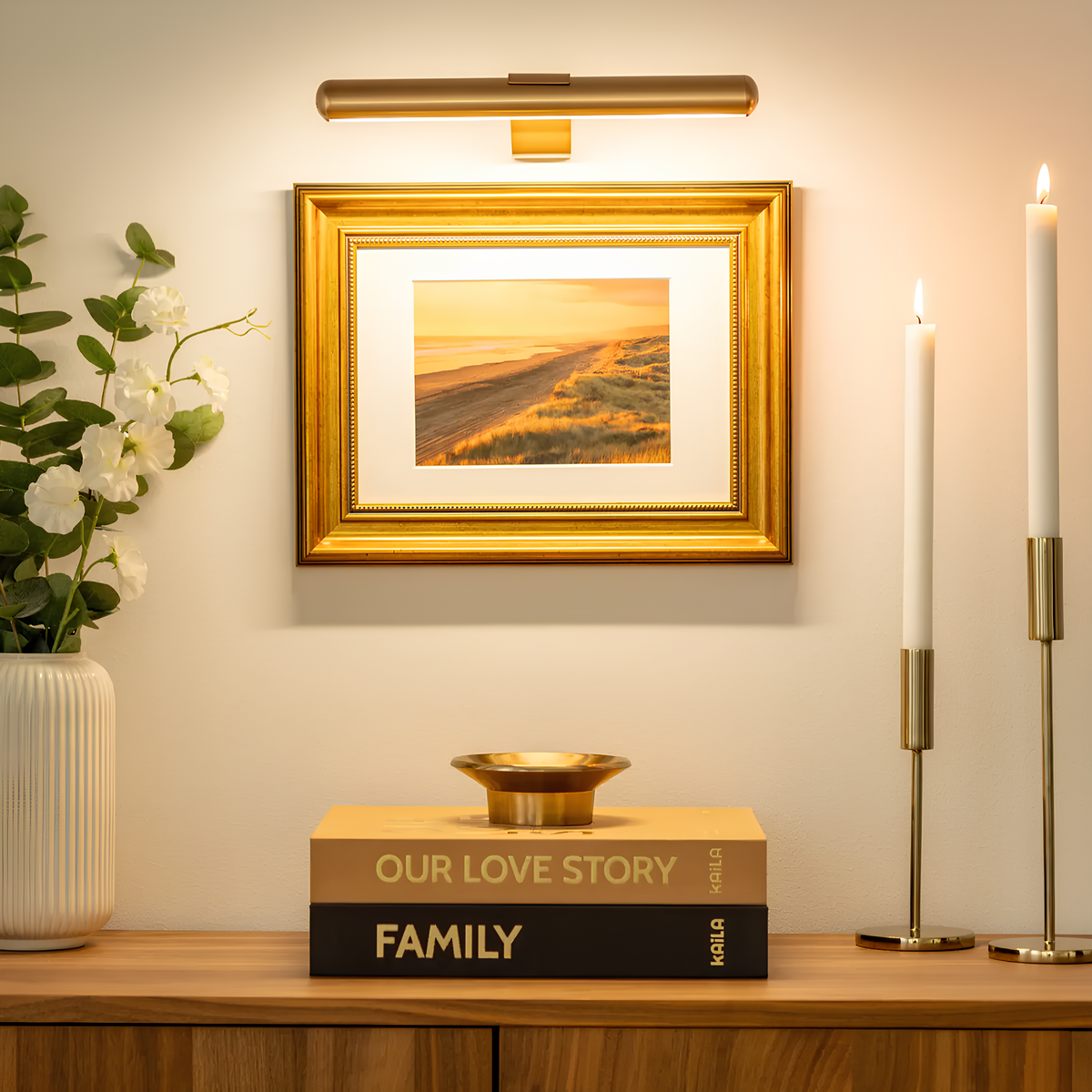 Szczegół montażu lampy ściennej – dołączone śruby montażowe