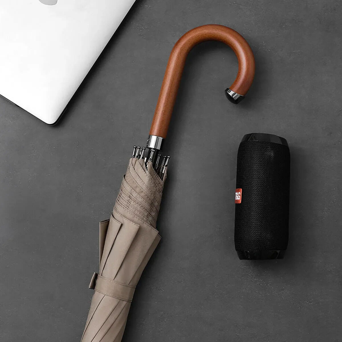 Duży parasol w kolorze khaki z drewnianą rączką