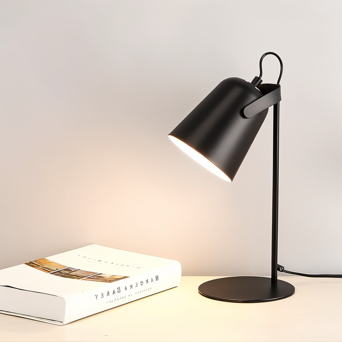 Elegancka lampa stołowa LED z czarnym kloszem, idealna na biurko lub stolik nocny.