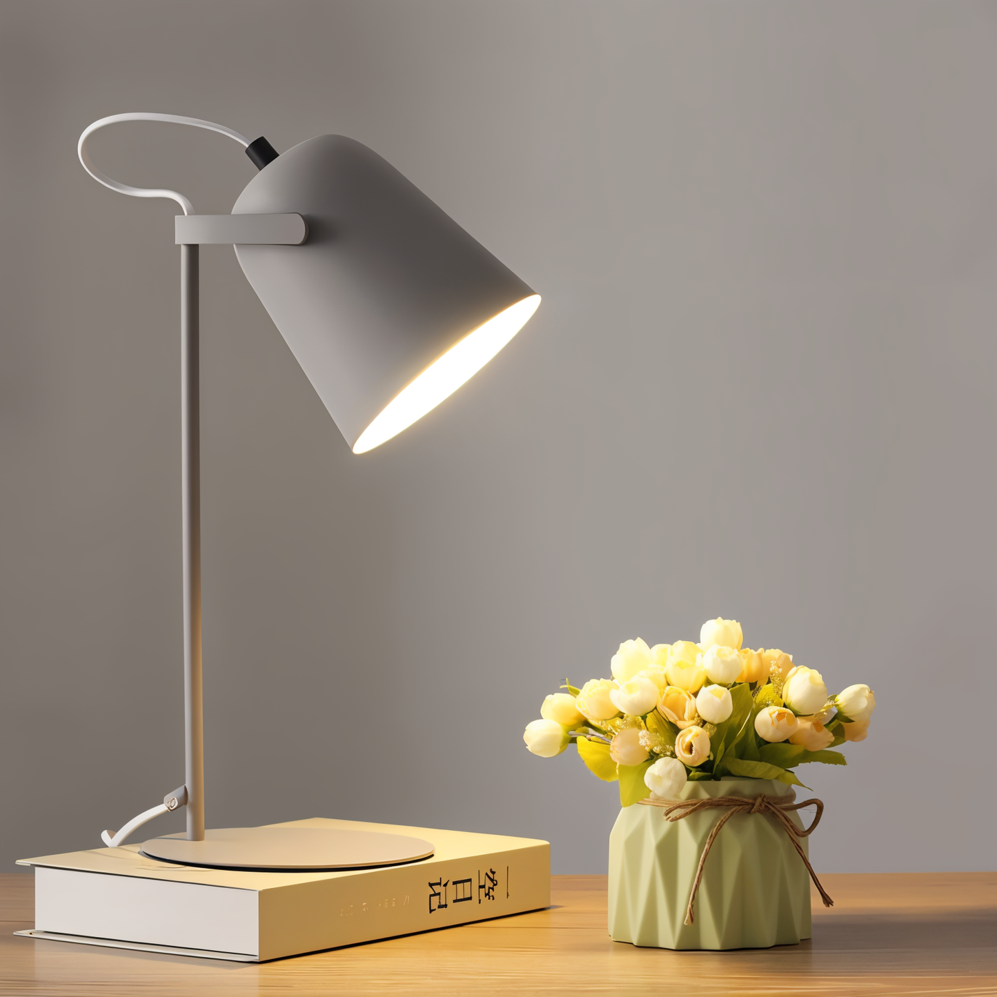 Elegancka lampa stołowa LED z delikatnym światłem obok bukietu kwiatów na biurku.