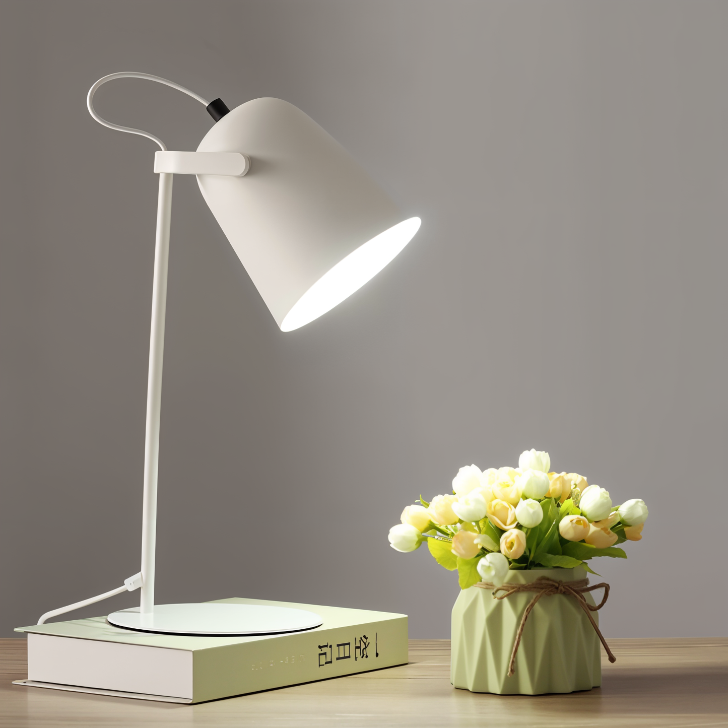 Elegancka lampa stołowa LED z delikatnym światłem na biurku obok wazonu z kwiatami.