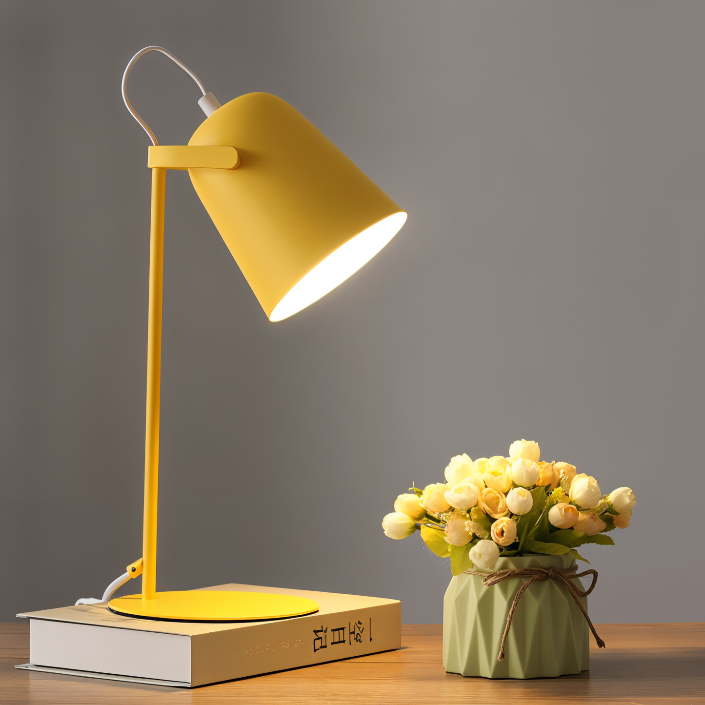 Elegancka żółta lampa stołowa LED na biurku z kwiatami w nowoczesnym wazonie.