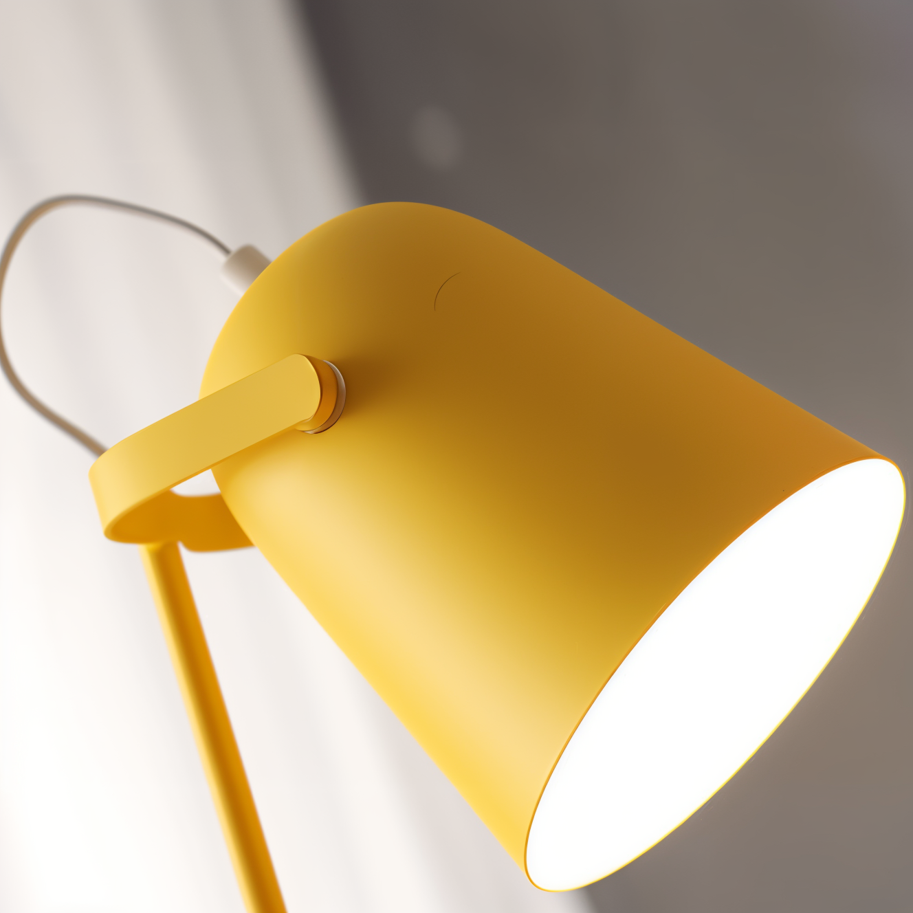 Elegancka lampa stołowa LED z delikatnym światłem, idealna na biurko i stolik nocny, chroni wzrok