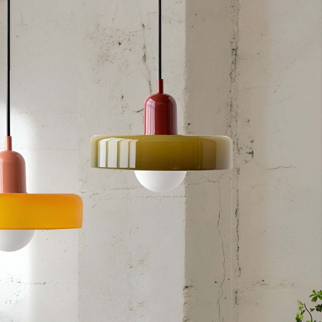 Nowoczesna szklana lampa wisząca w kształcie pierścienia w kolorze żółtym i oliwkowym, idealna do minimalistycznego wnętrza.