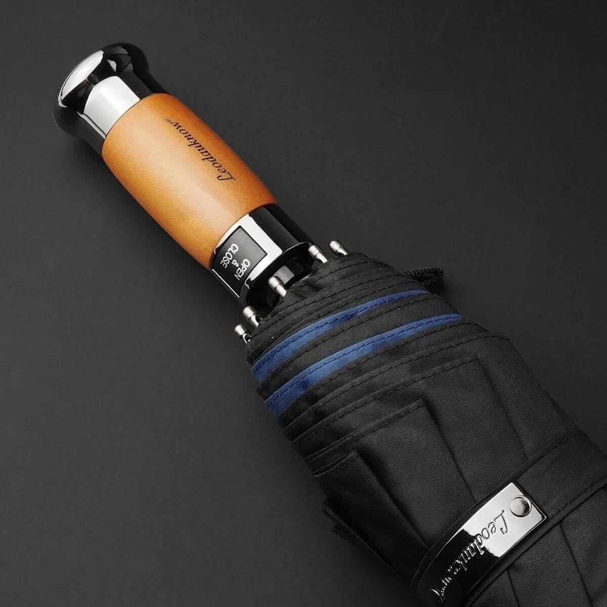 Duży parasol składany do pracy z szeroką czaszką i profesjonalnym wykończeniem