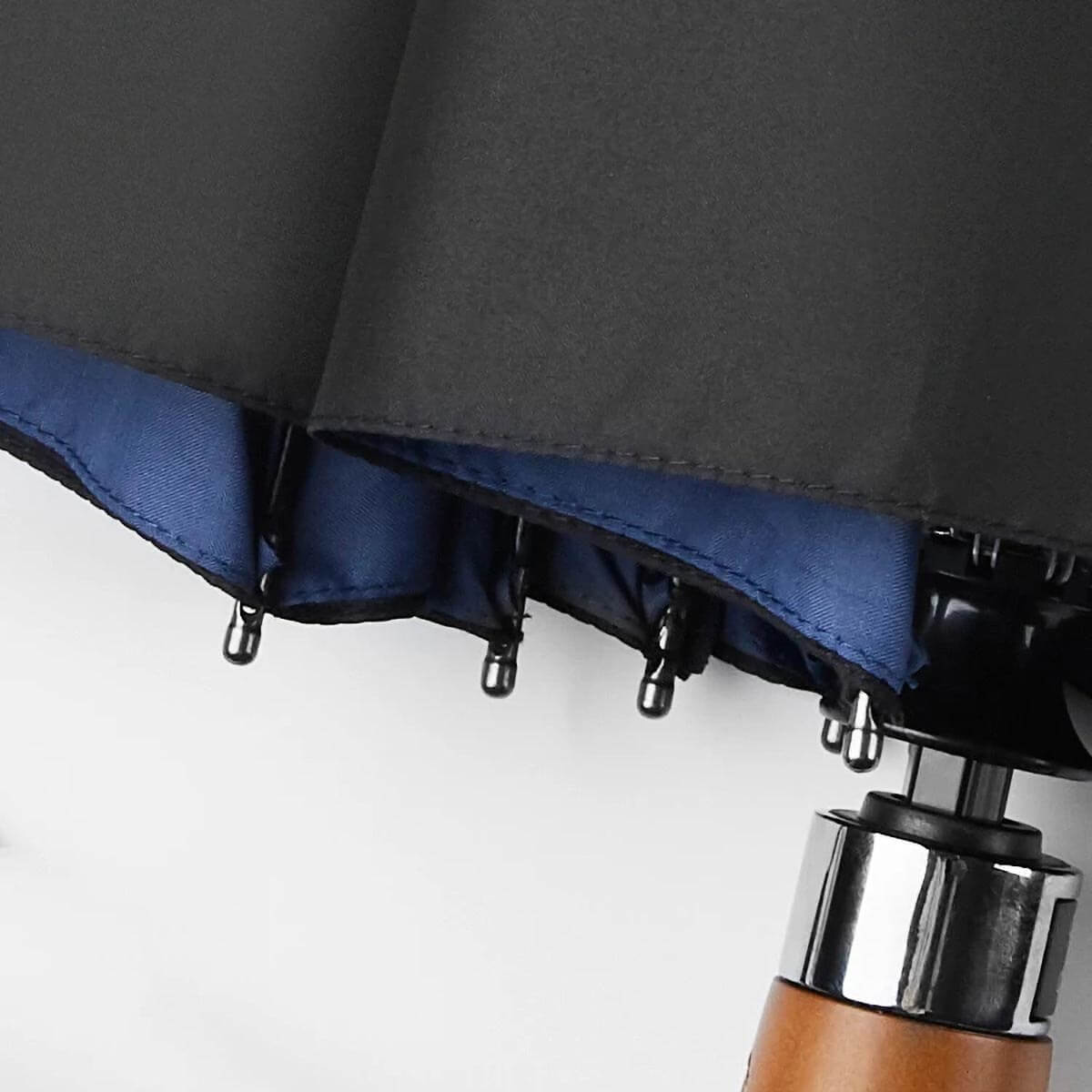 Parasol automatyczny w pełni rozłożony prezentujący średnicę 125 cm