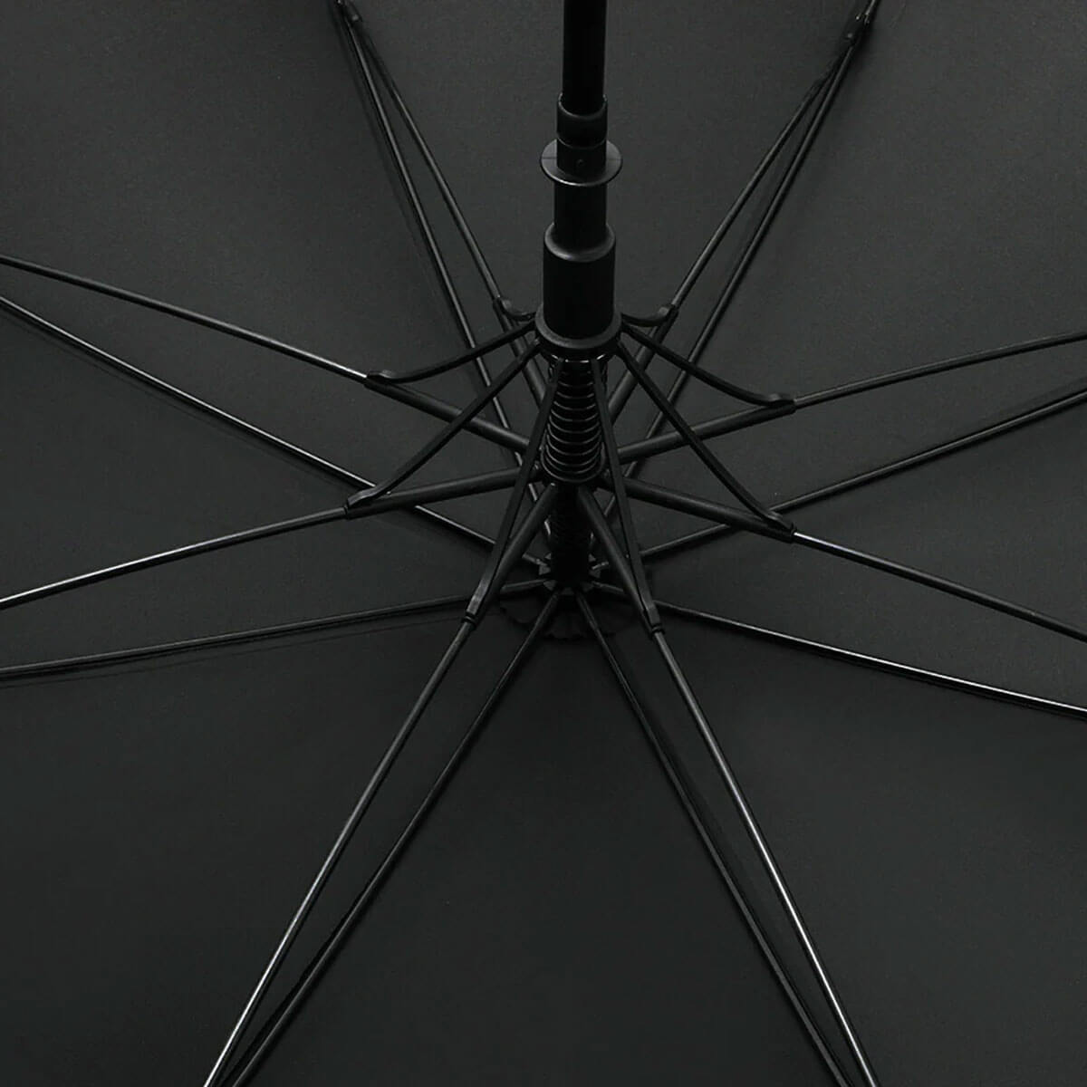 Parasol z drewnianą rączką i elegancką czaszą