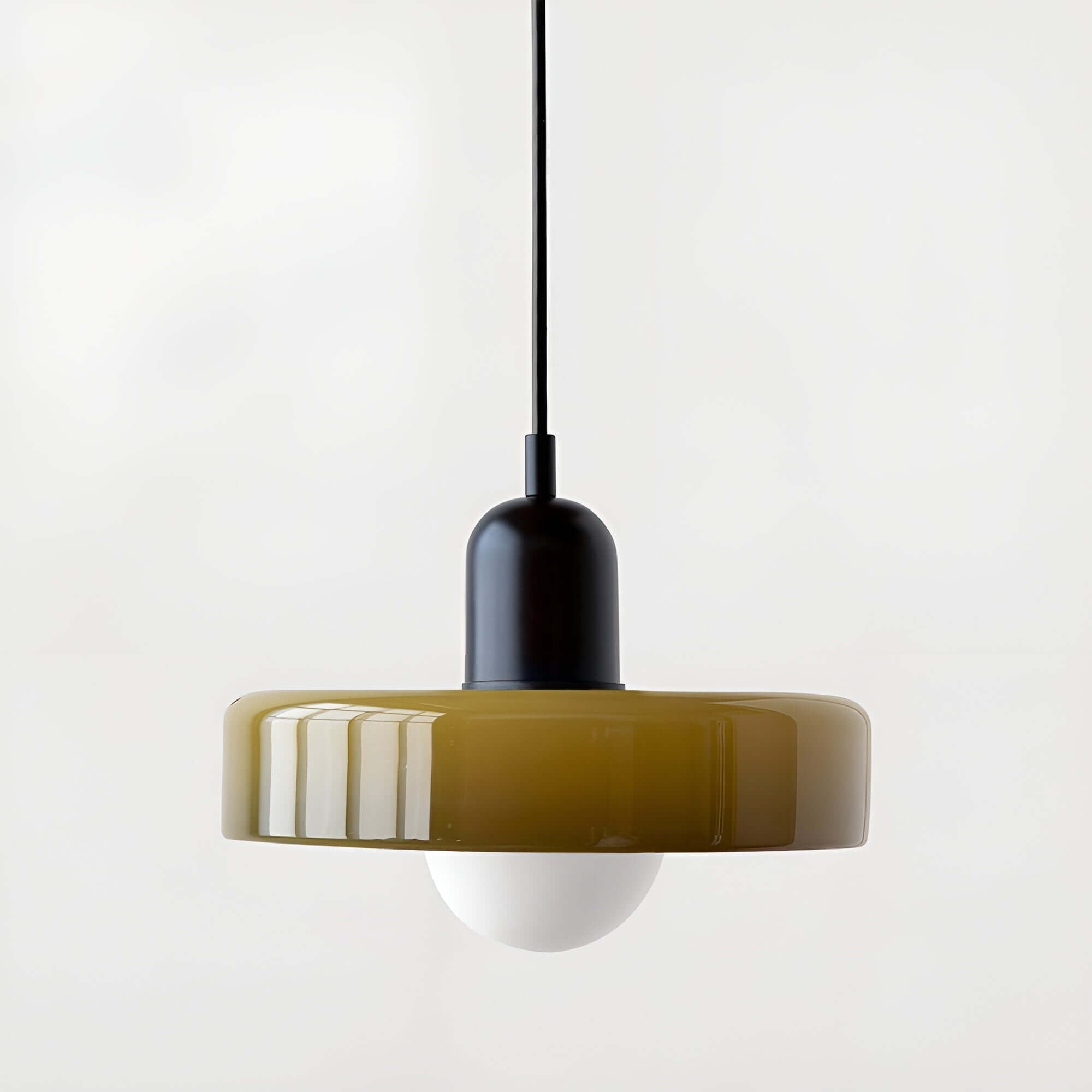 Szklana lampa wisząca Bauhaus w kolorze oliwkowym z czarnym zawieszeniem, nowoczesny design do salonu.