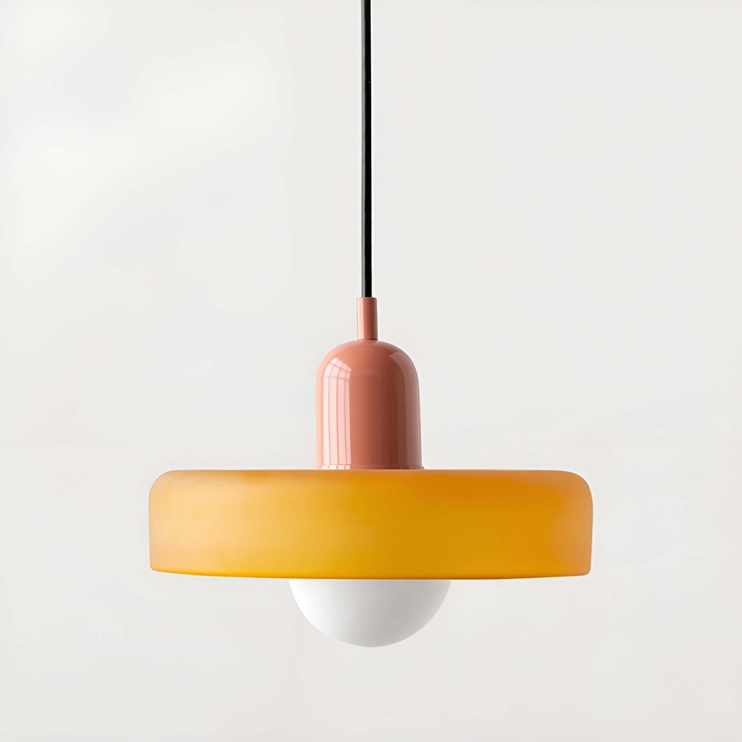 Nowoczesna szklana lampa wisząca w kolorze pomarańczowym i różowym, idealna do minimalistycznych wnętrz.