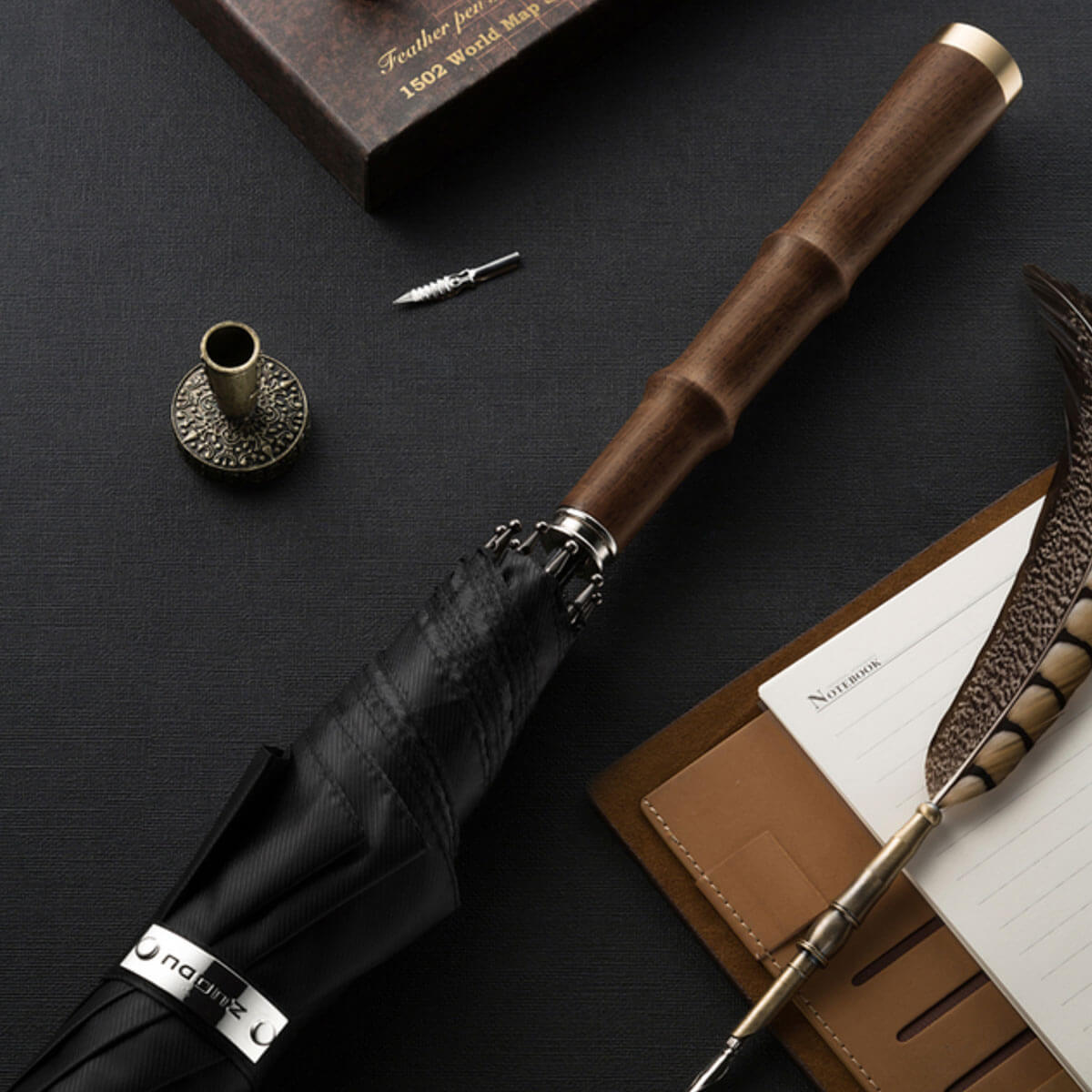 Parasol retro z czarną czaszą i drewnianą rączką