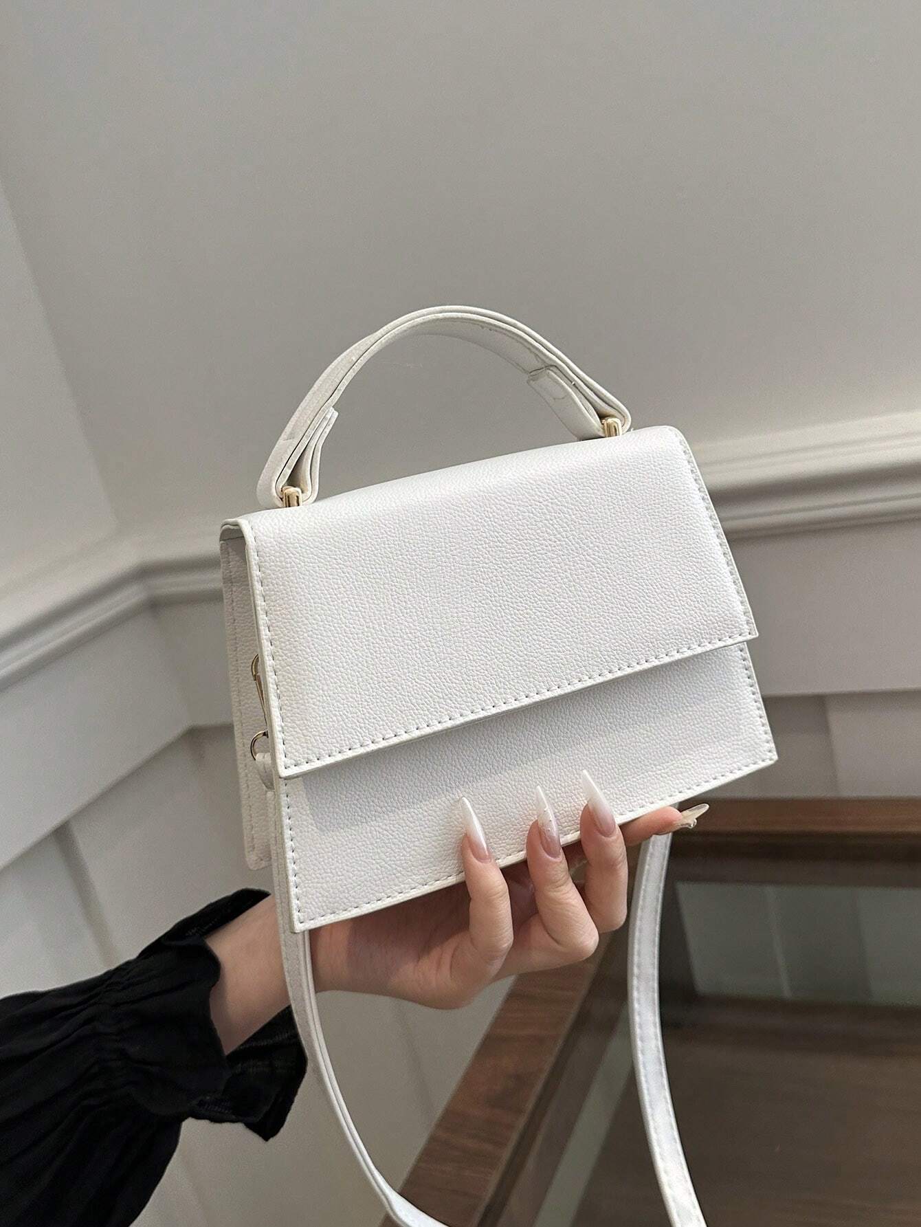 Mała torebka crossbody z klapką w kolorze białym – widok z przodu