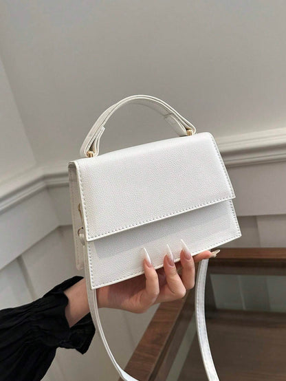 Mała torebka crossbody z klapką w kolorze białym – widok z przodu