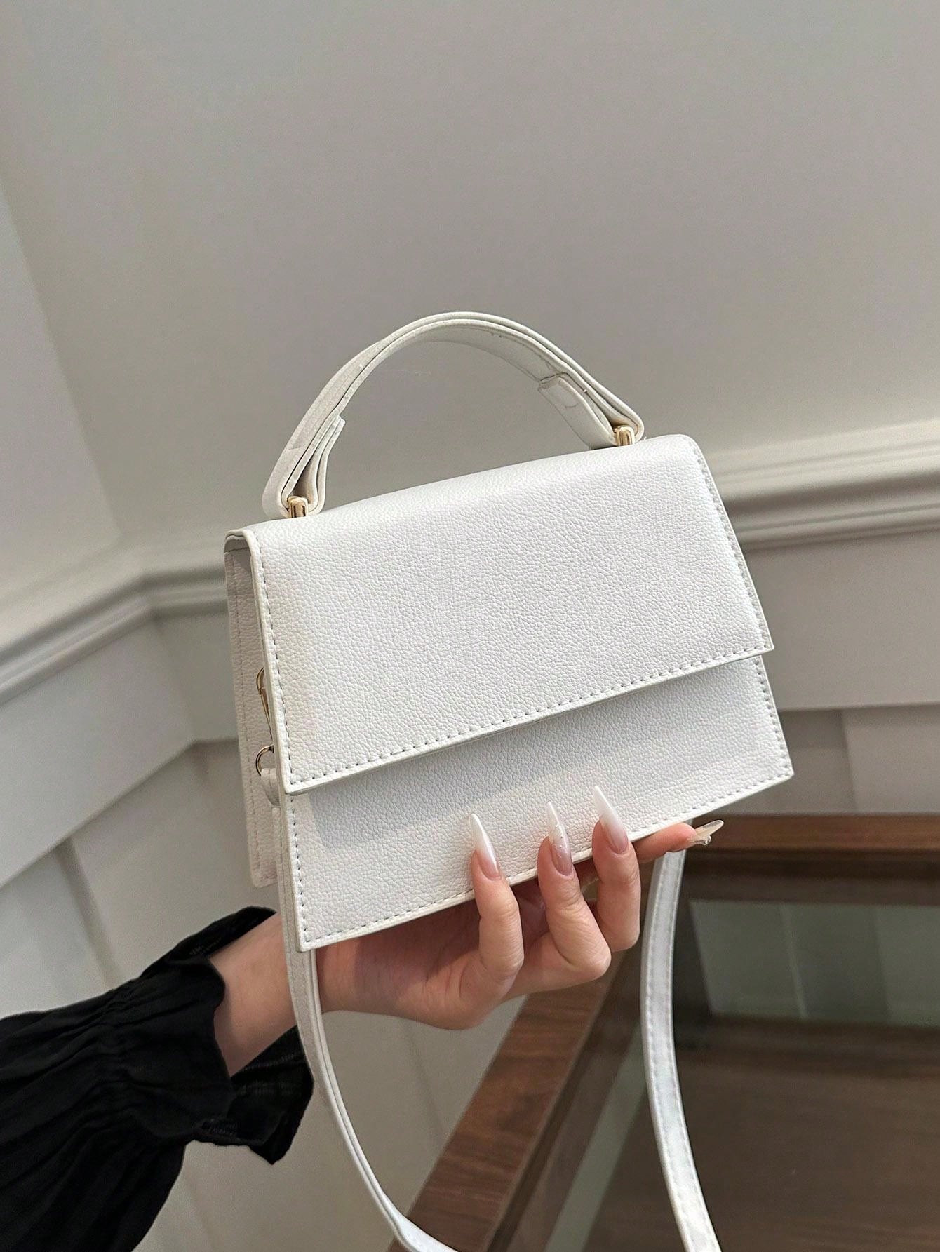 Mini torebka crossbody czarna – noszenie przez ramię