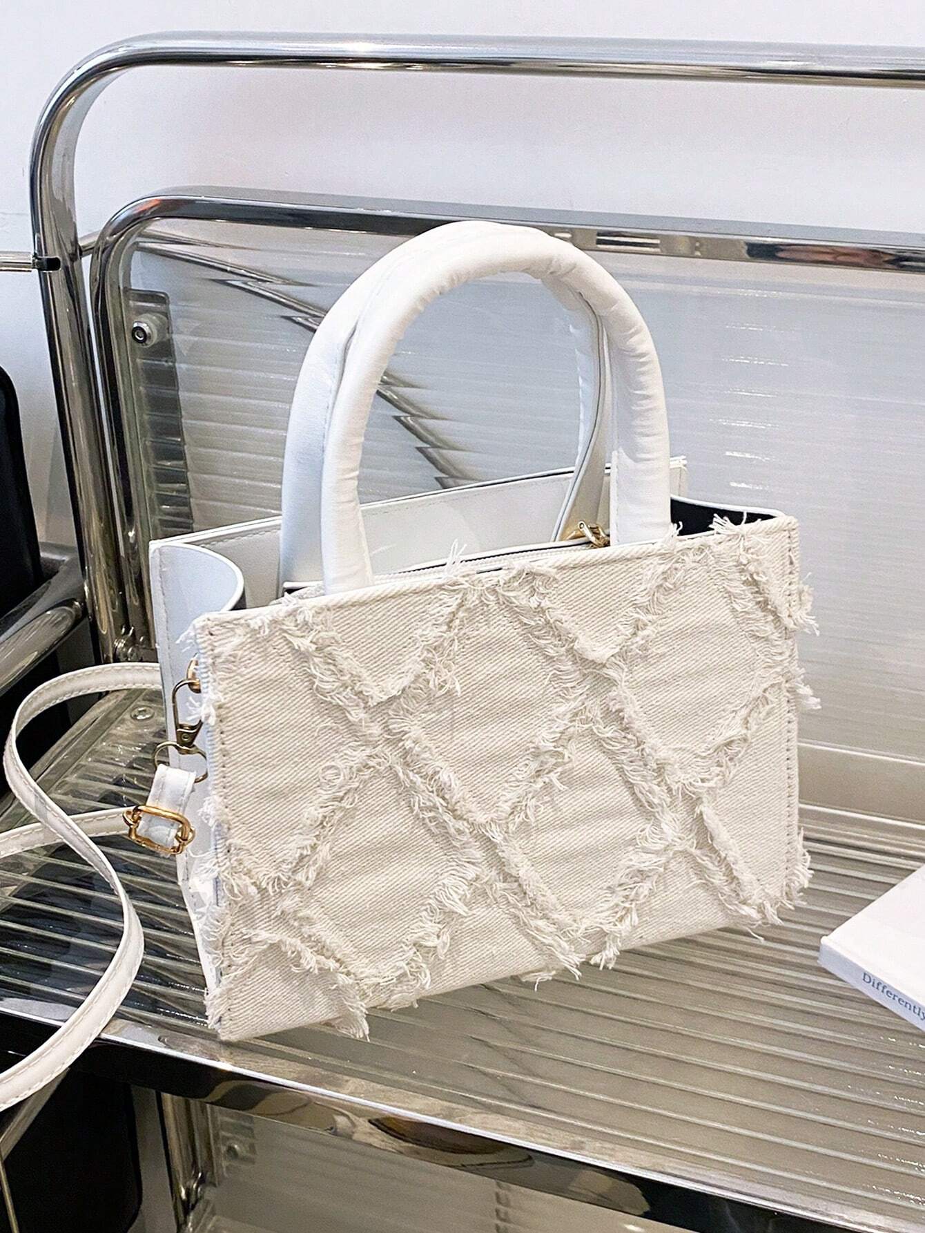 Torebka crossbody z ekoskóry w kolorze niebieskim – widok z boku
