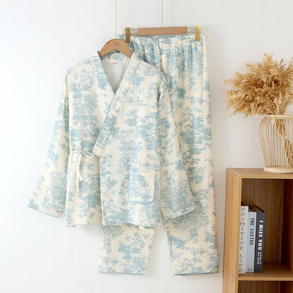 Piżama muślinowa – szczegół kołnierza i zapięcia w stylu kimono
