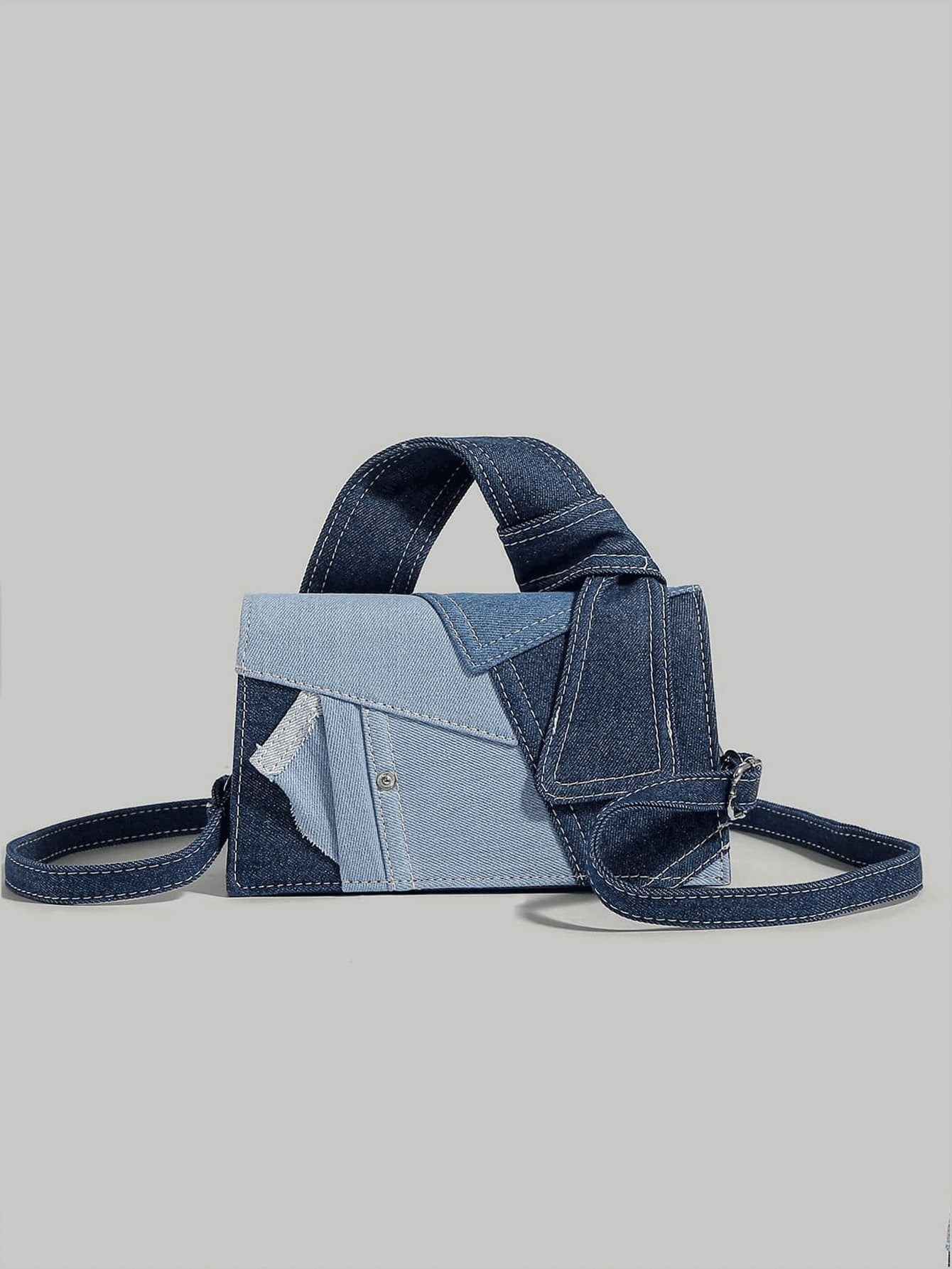 Damska torebka jeansowa – minimalistyczny design