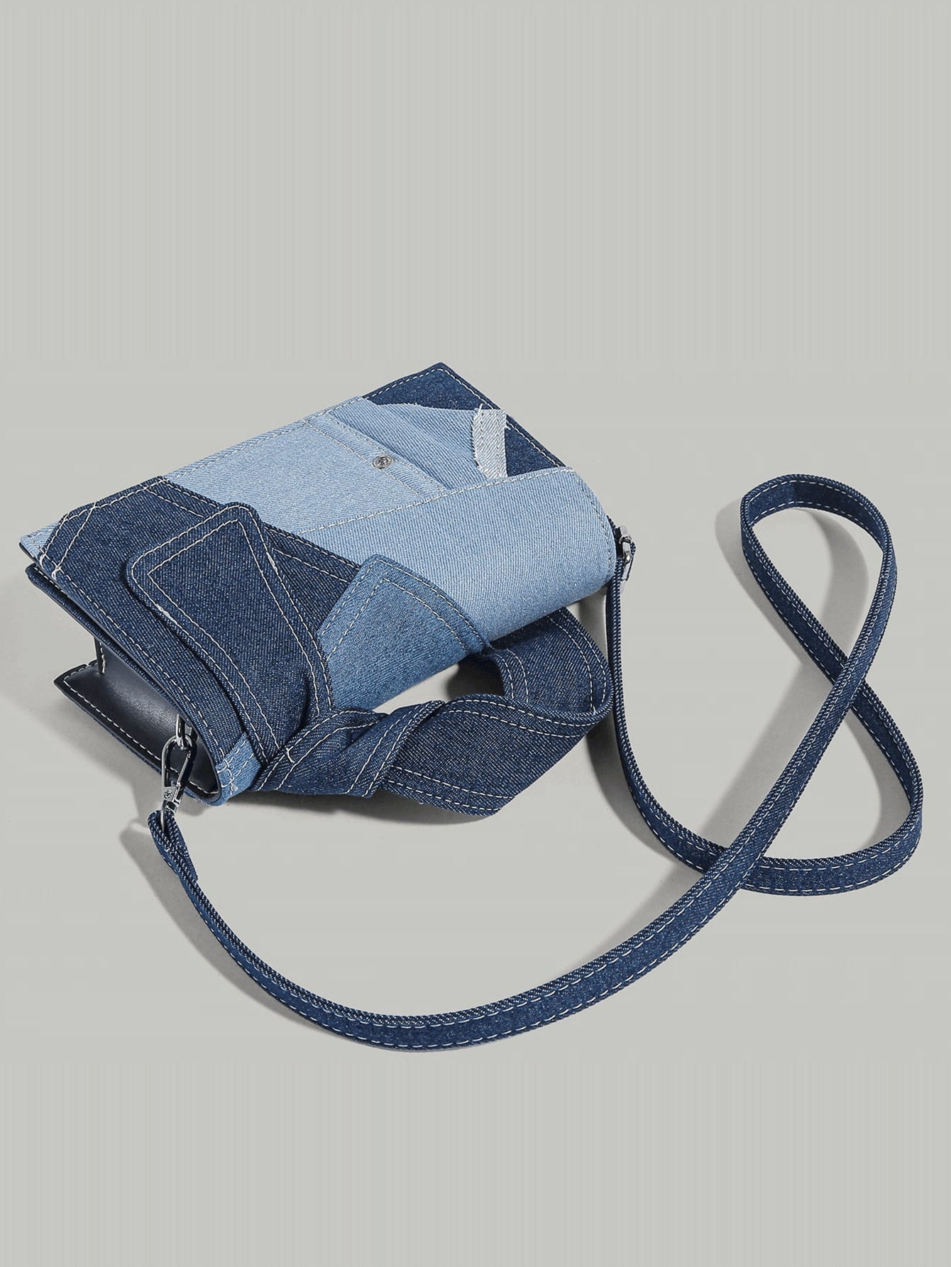 Torebka przez ramię denim – szczegół zamknięcia