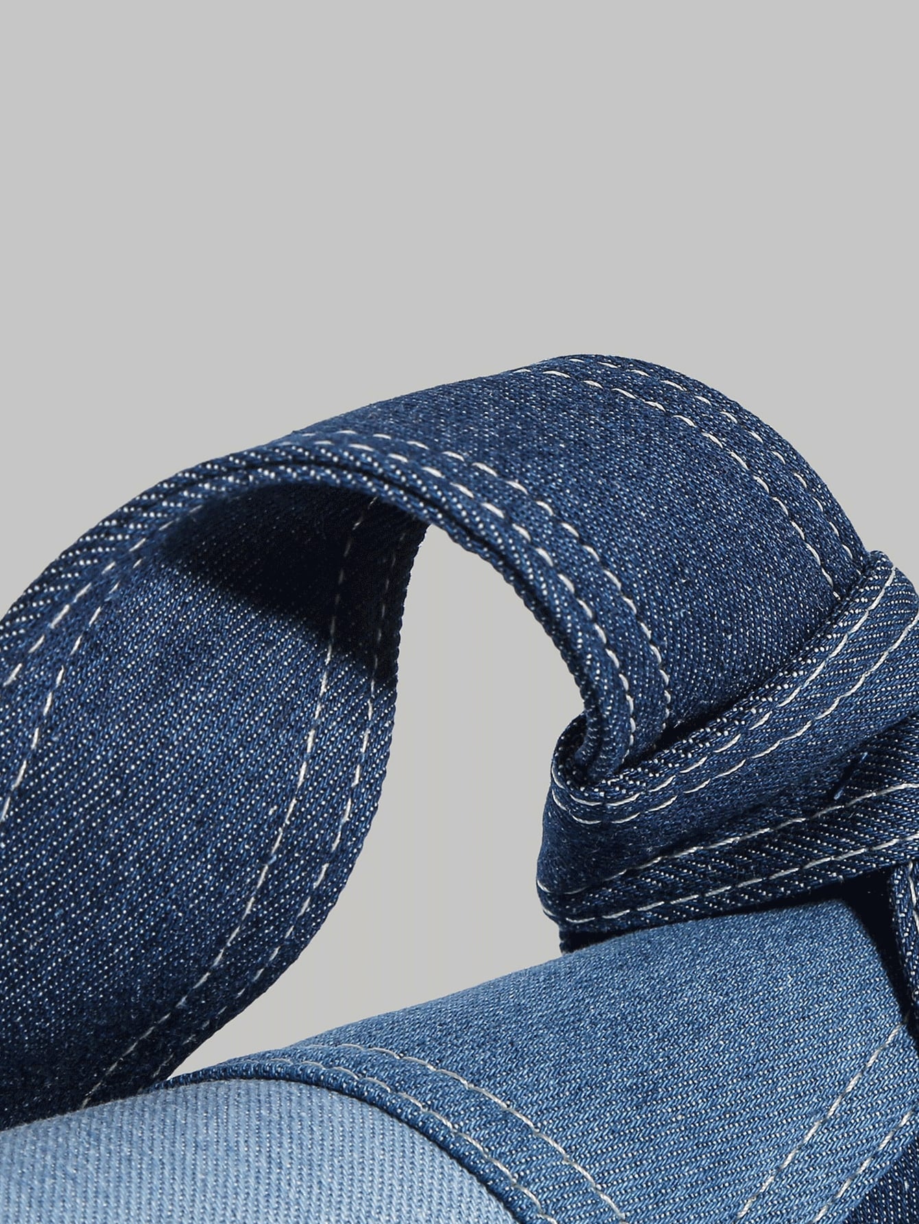 Torebka crossbody z denimu – zbliżenie na materiał