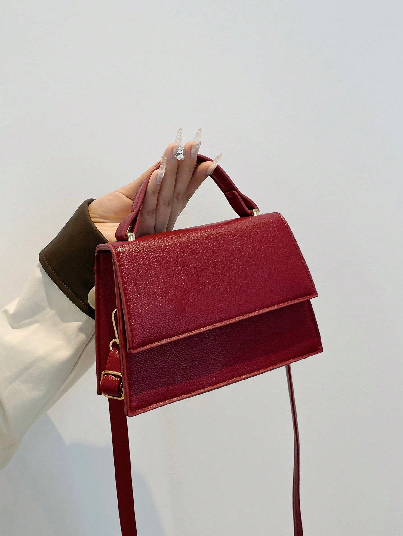 Mała torebka damska crossbody bordowa – stylizacja dzienna