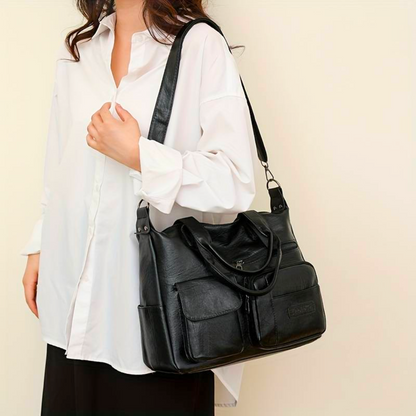 Czarna skórzana torebka crossbody damska na białym tle